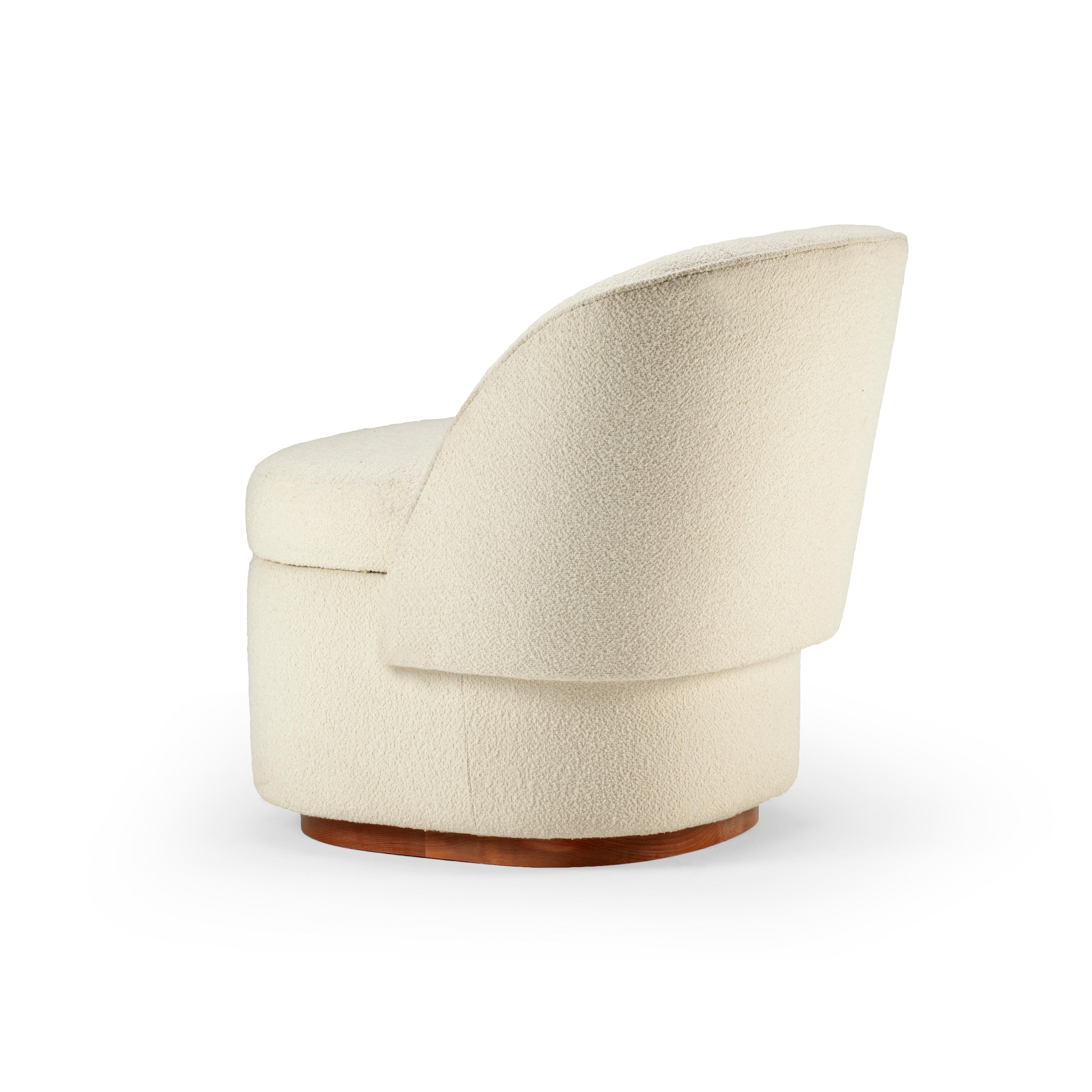 Sillón Moderno Bisou Bouclê Tapizado Nieve y Base de Madera Moderno de mediados de siglo en venta