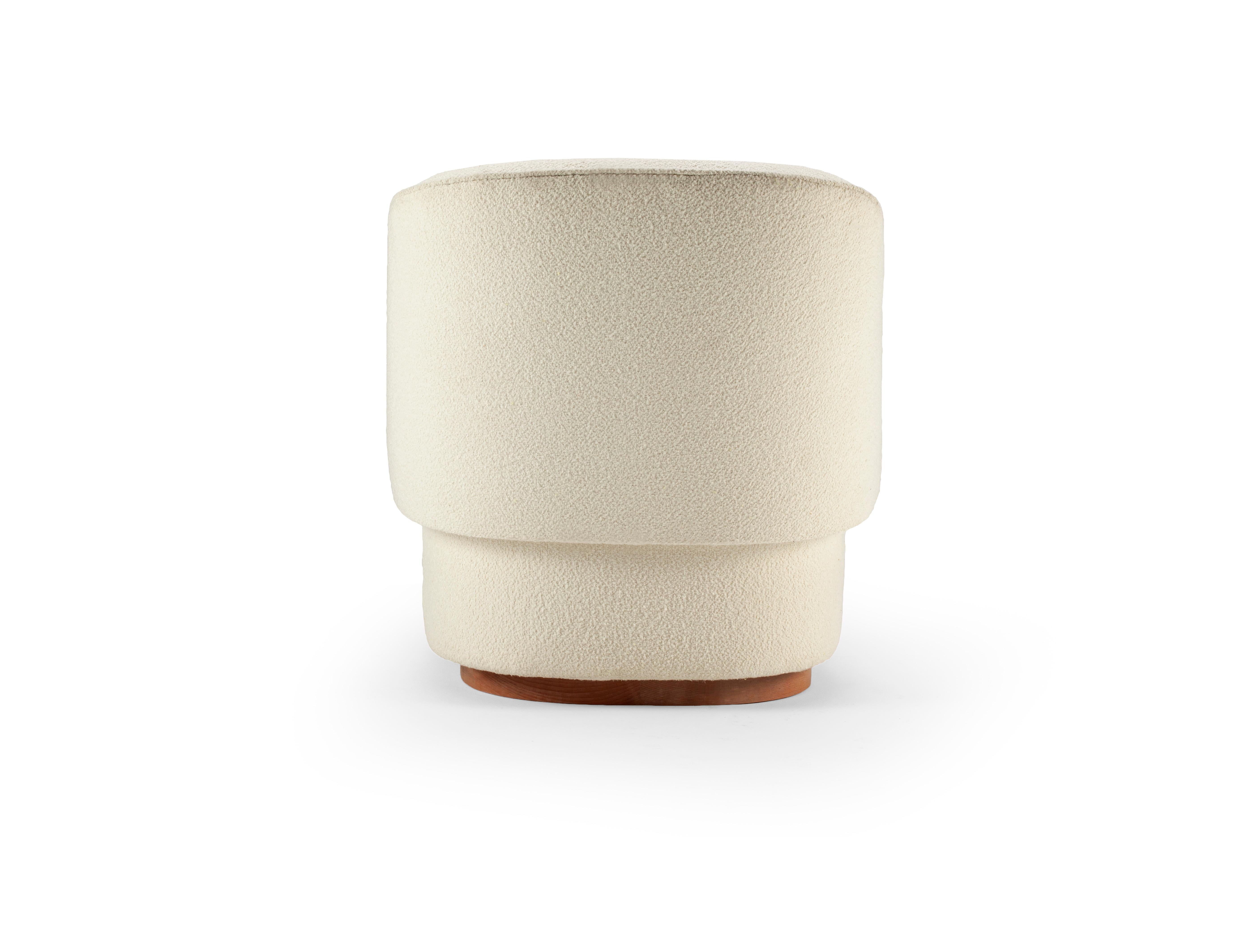 Sillón Moderno Bisou Bouclê Tapizado Nieve y Base de Madera Portugués en venta