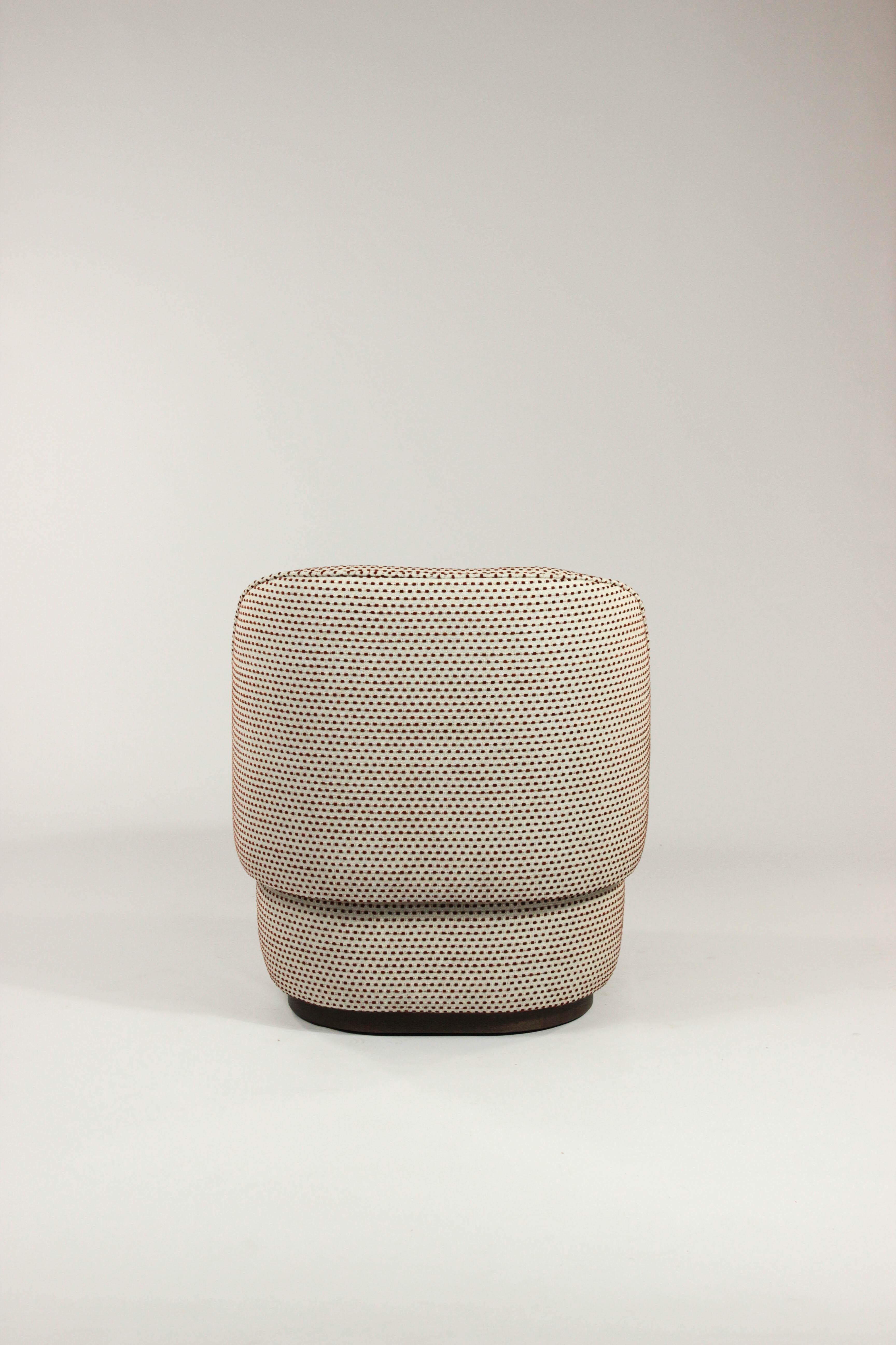 Sillón moderno Bisou Tapizado de lunares rojos y base de madera Tela en venta