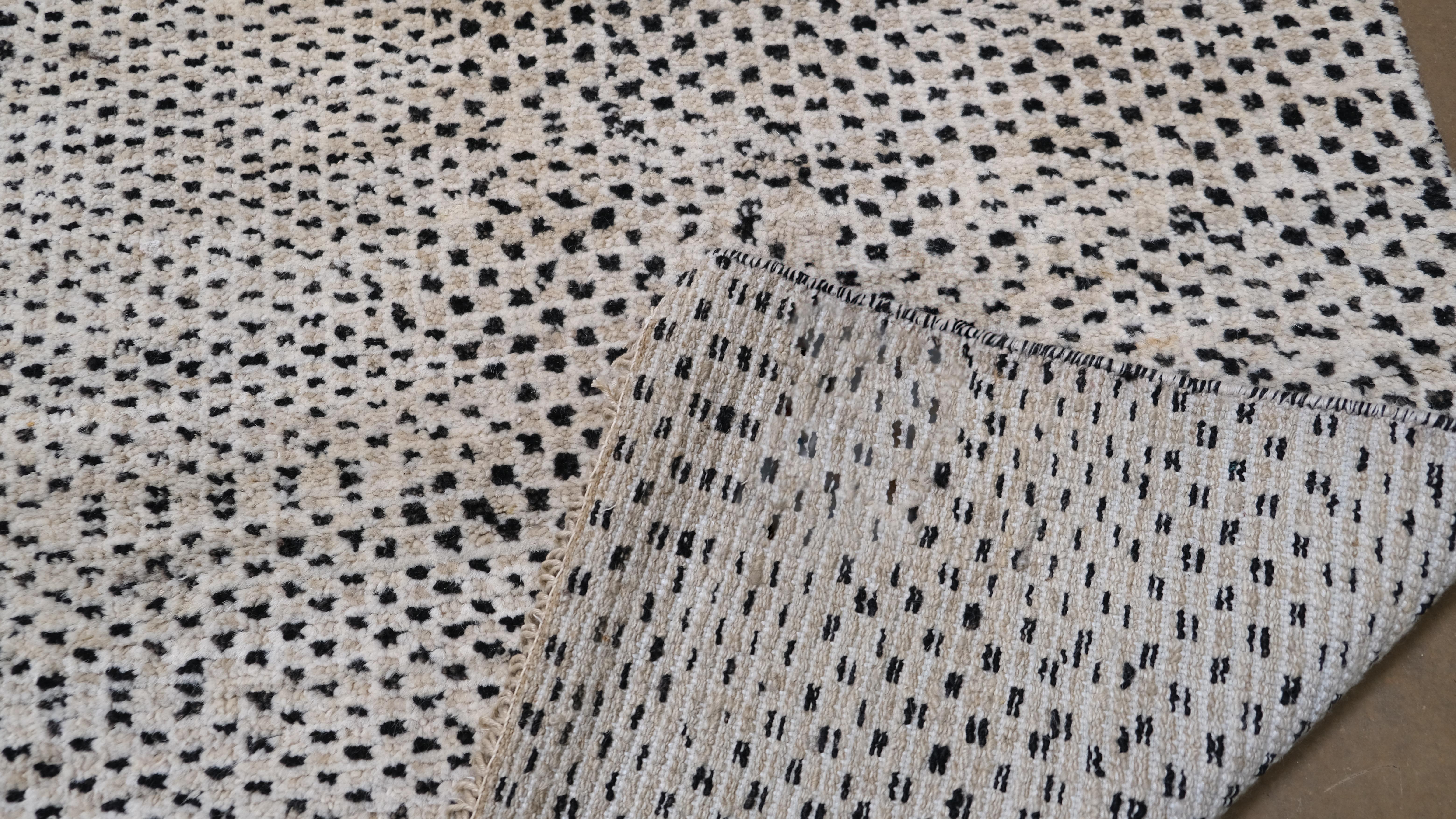Modernes Schwarz und Beige  Wollteppich 7'9''x9'10'' im Angebot 1