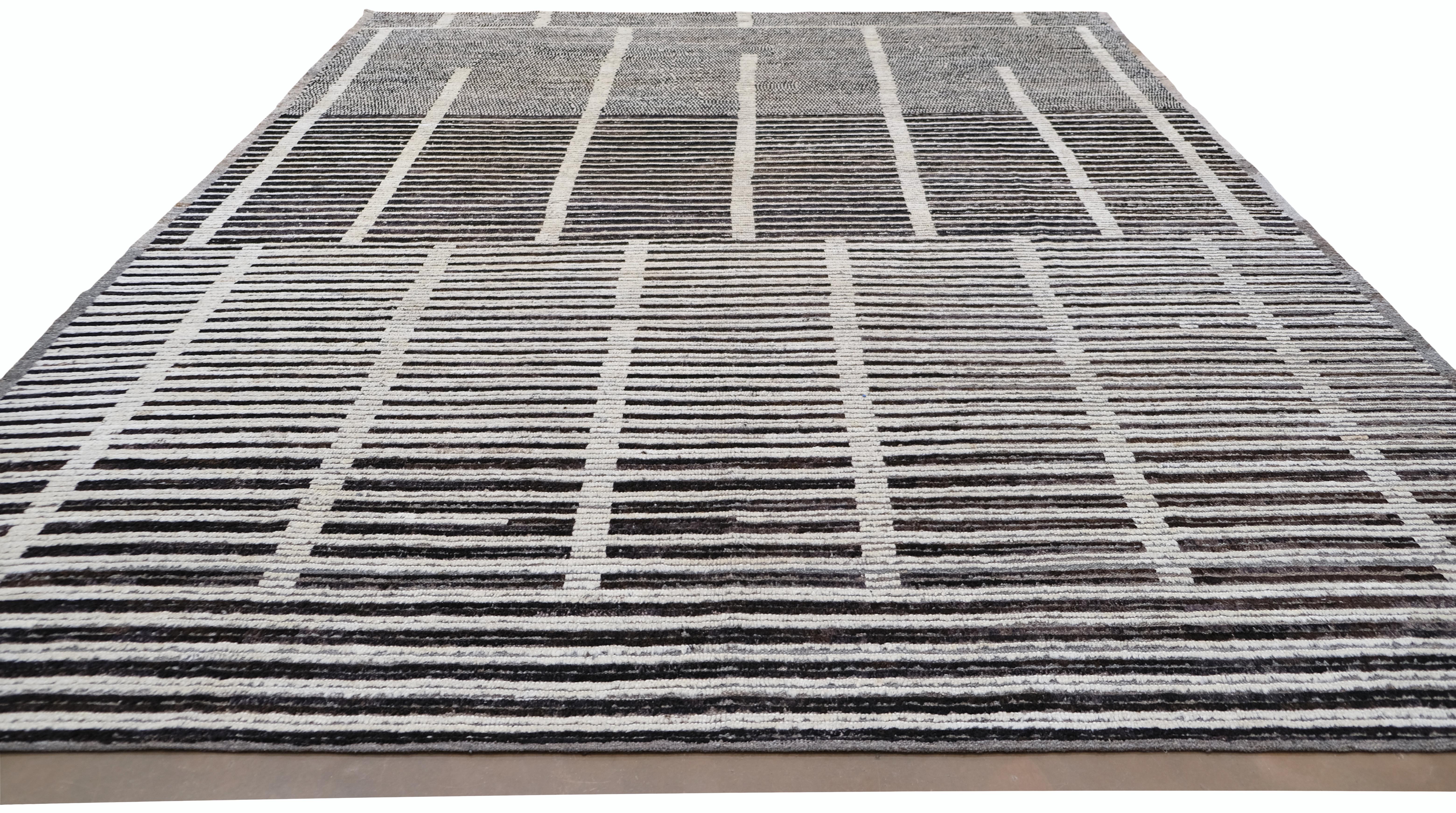 Negro moderno y marfil  Alfombra de lana con motivos geométricos lineales 9'7''x11'9'' Anudado a mano en venta