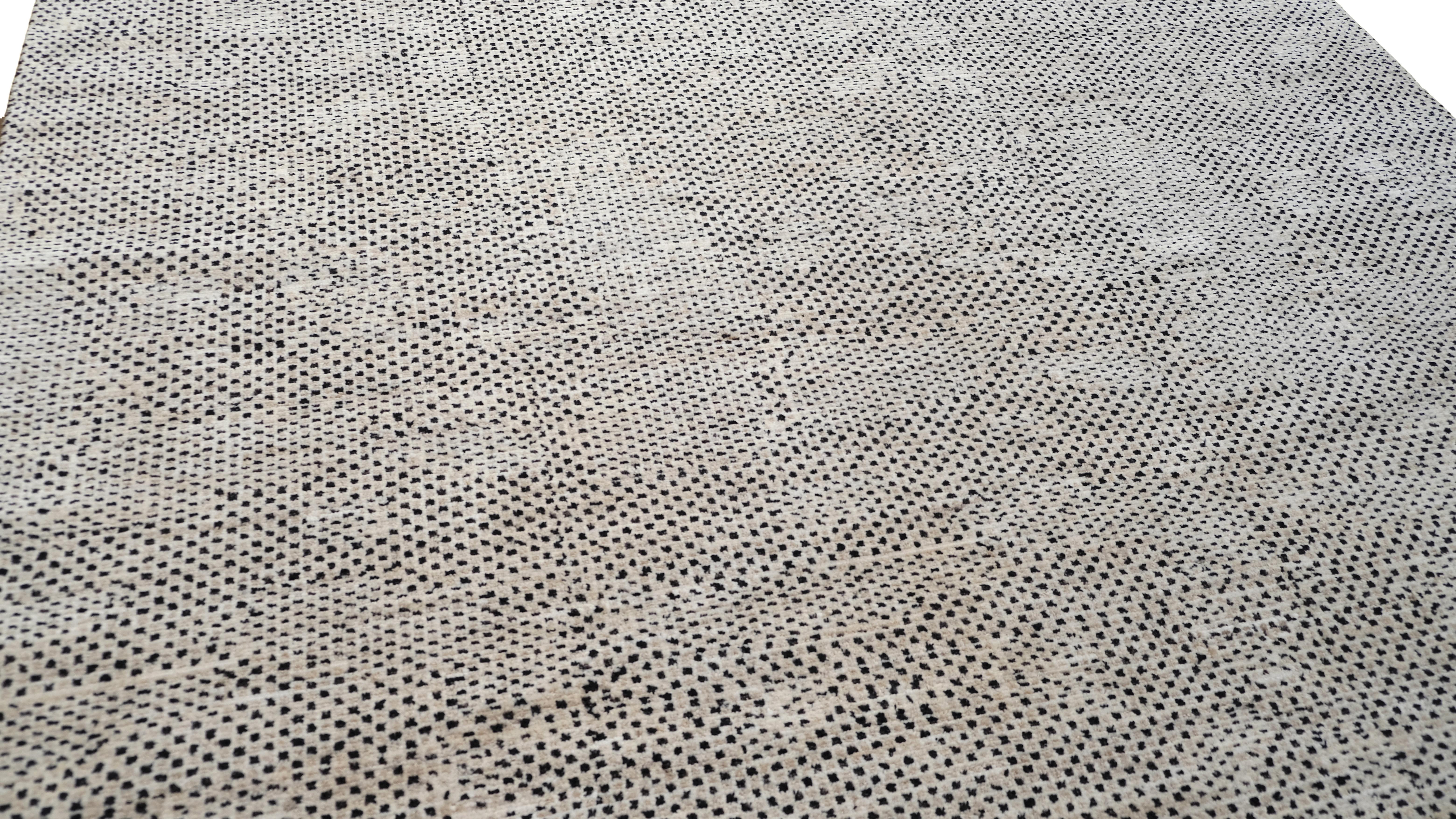 Die raffinierte Eleganz dieses handgeknüpften Wollteppichs wertet Ihren Raum auf. Mit seinem verschlungenen schwarz-beigen Punktmuster erzeugt dieser Teppich einen fesselnden Effekt, der ihn zu einer kühnen und doch raffinierten Ergänzung für