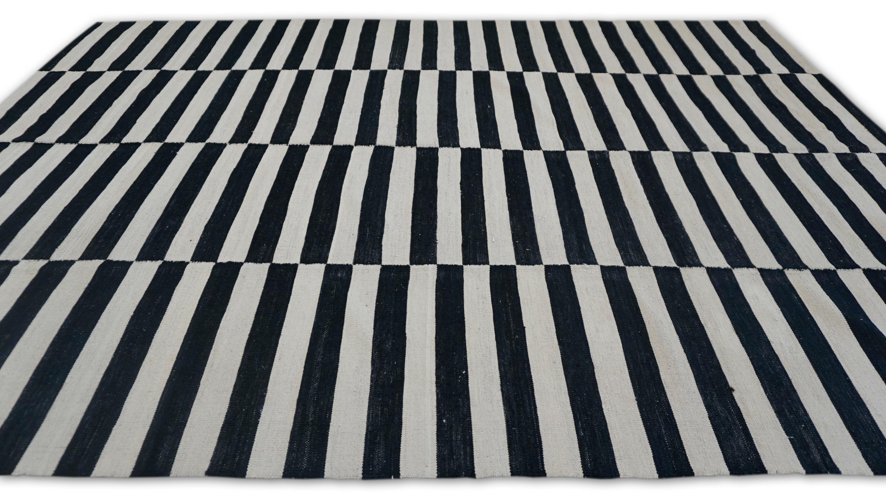 Moderner schwarzer und elfenbeinfarbener Woll-Kelim-Teppich 6'8''x9'5'' (Pakistanisch) im Angebot
