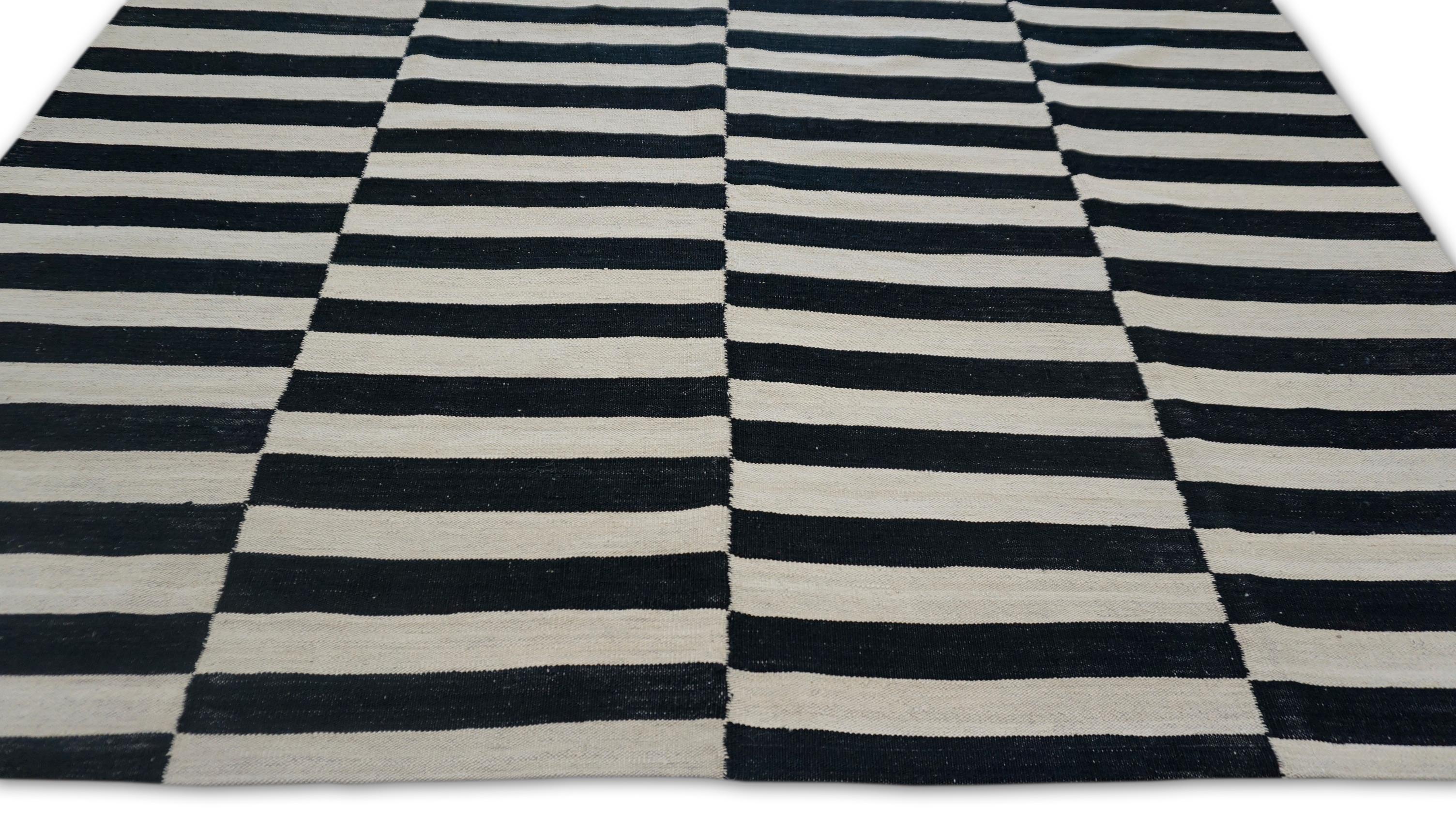 Moderner schwarzer und elfenbeinfarbener Woll-Kelim-Teppich 6'8''x9'5'' (Handgewebt) im Angebot