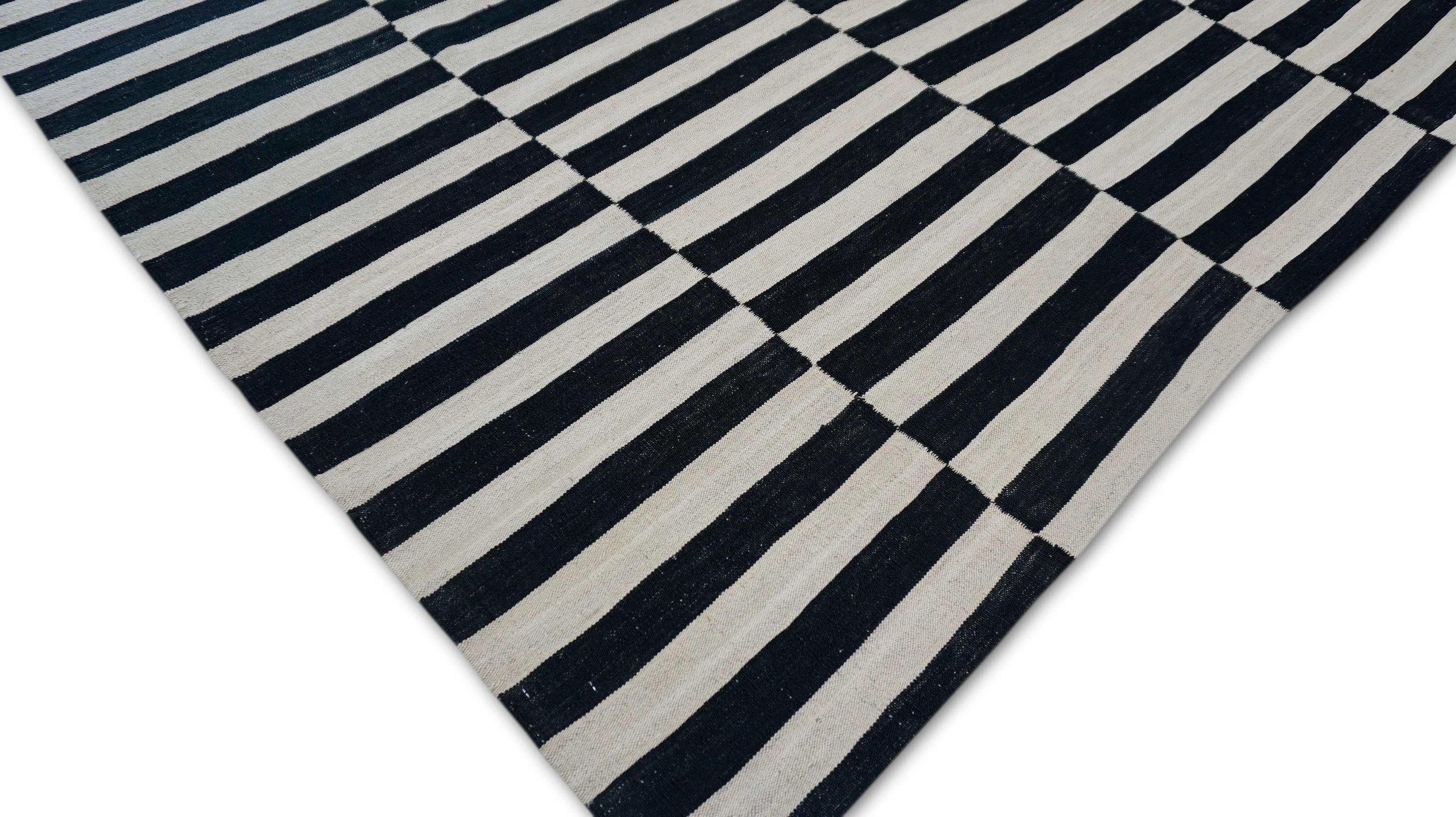 Moderner schwarzer und elfenbeinfarbener Woll-Kelim-Teppich 6'8''x9'5'' im Zustand „Neu“ im Angebot in Torrance, CA