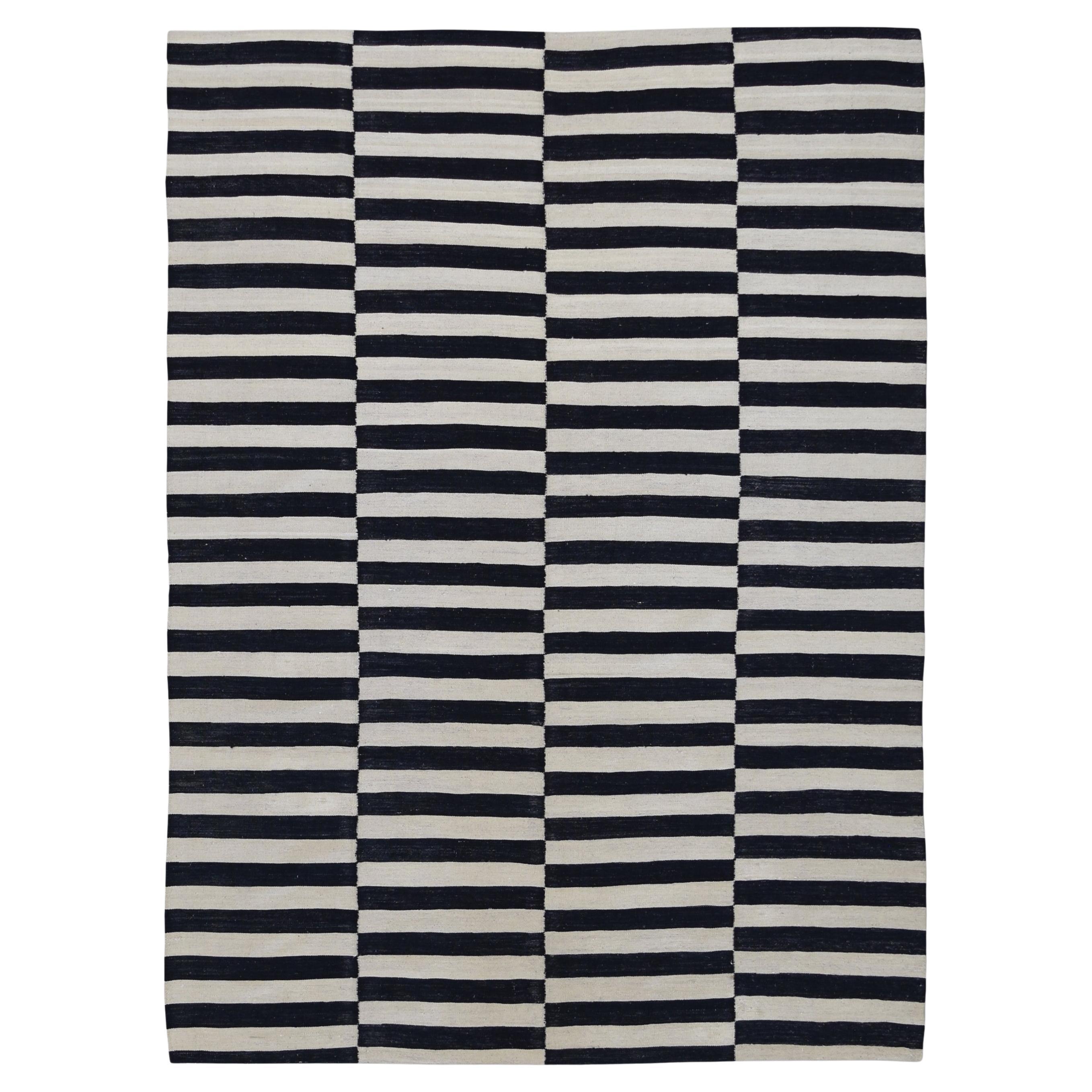 Moderner schwarzer und elfenbeinfarbener Woll-Kelim-Teppich 6'8''x9'5''