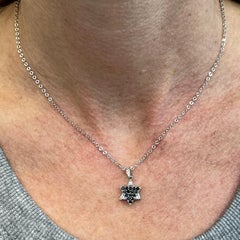 Collier pendentif moderne étoile de David en or blanc 14 carats avec diamants noirs et blancs