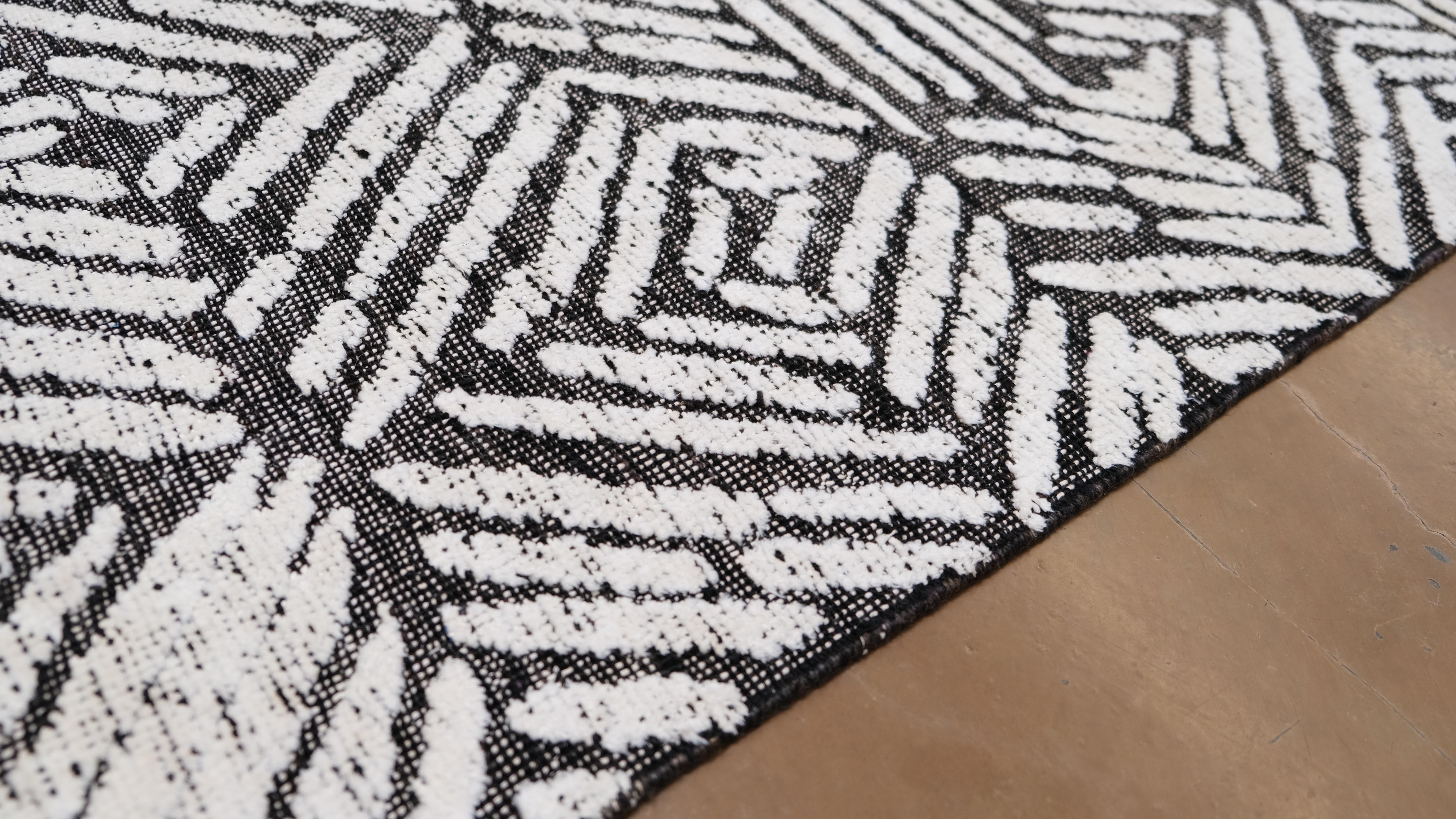 Moderne The Moderns Tapis géométrique en laine mélangée noir et blanc 8'3''x9'11'' en vente