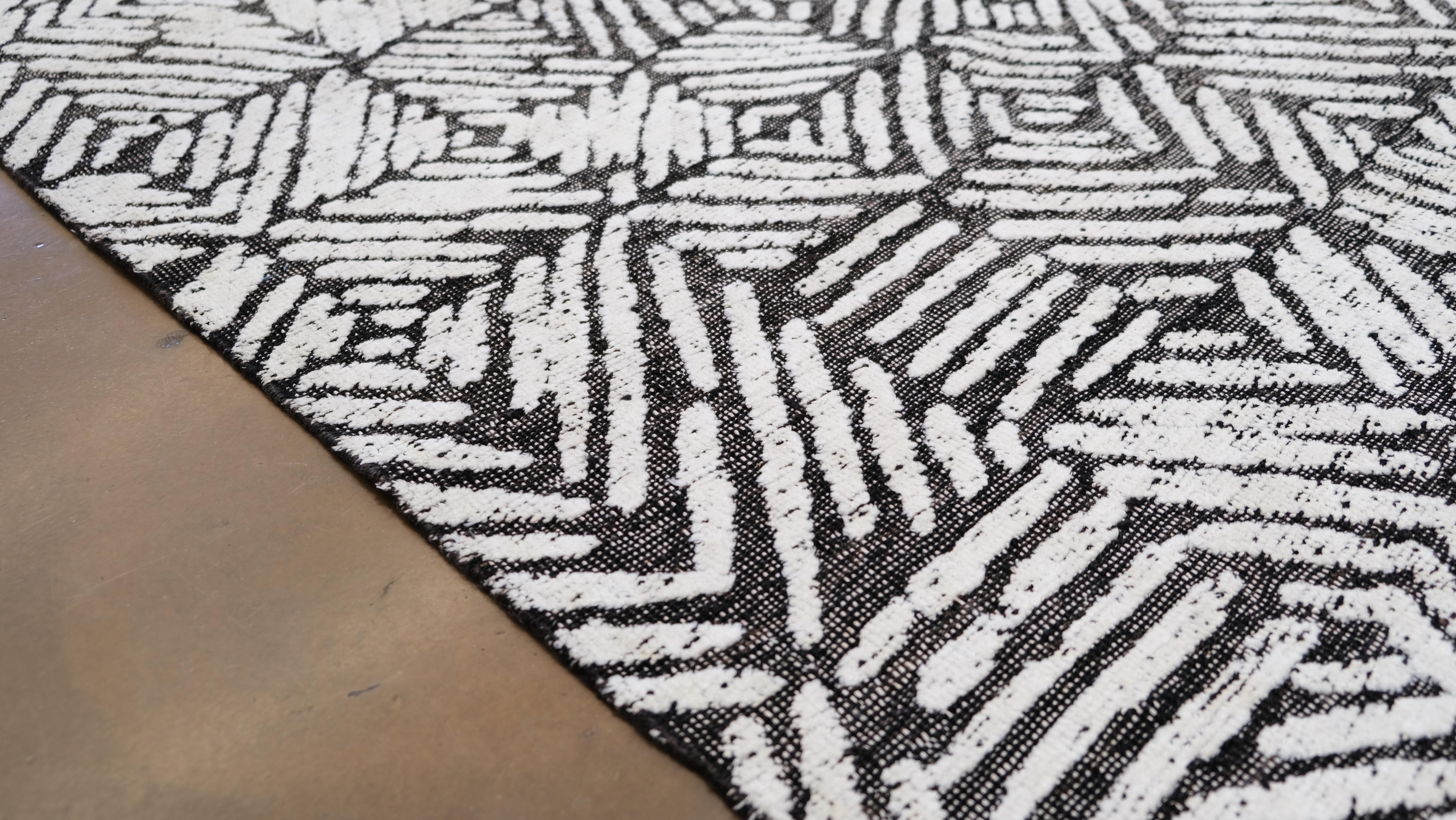 Pakistanais The Moderns Tapis géométrique en laine mélangée noir et blanc 8'3''x9'11'' en vente