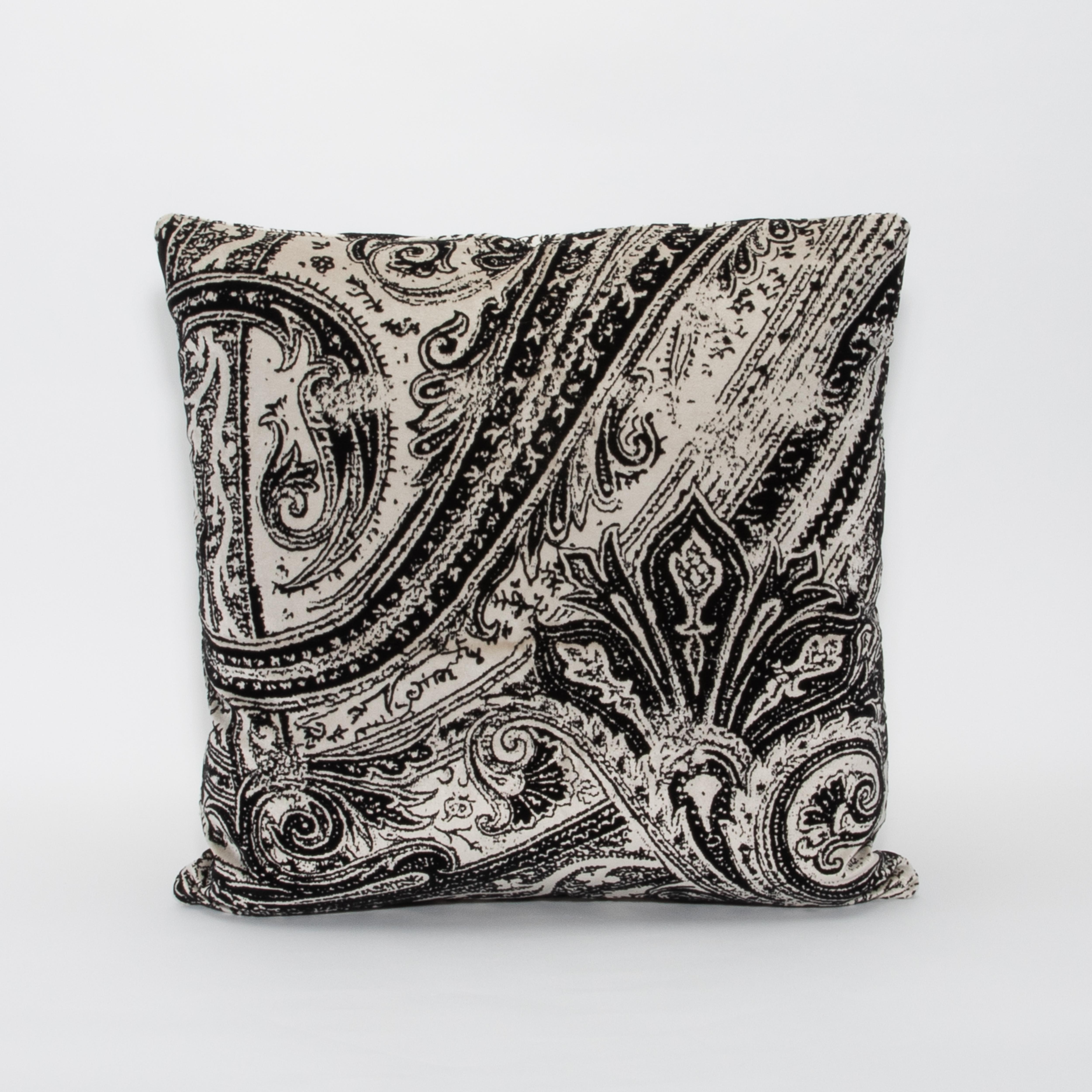 Indulge in opulent sophistication with the Modern Black and White Paisley Velvet Decorative Pillow by MOGUL. This pair of 22 x 22-inch pillows showcases an intricately designed paisley pattern in a timeless black-and-white palette, exuding both