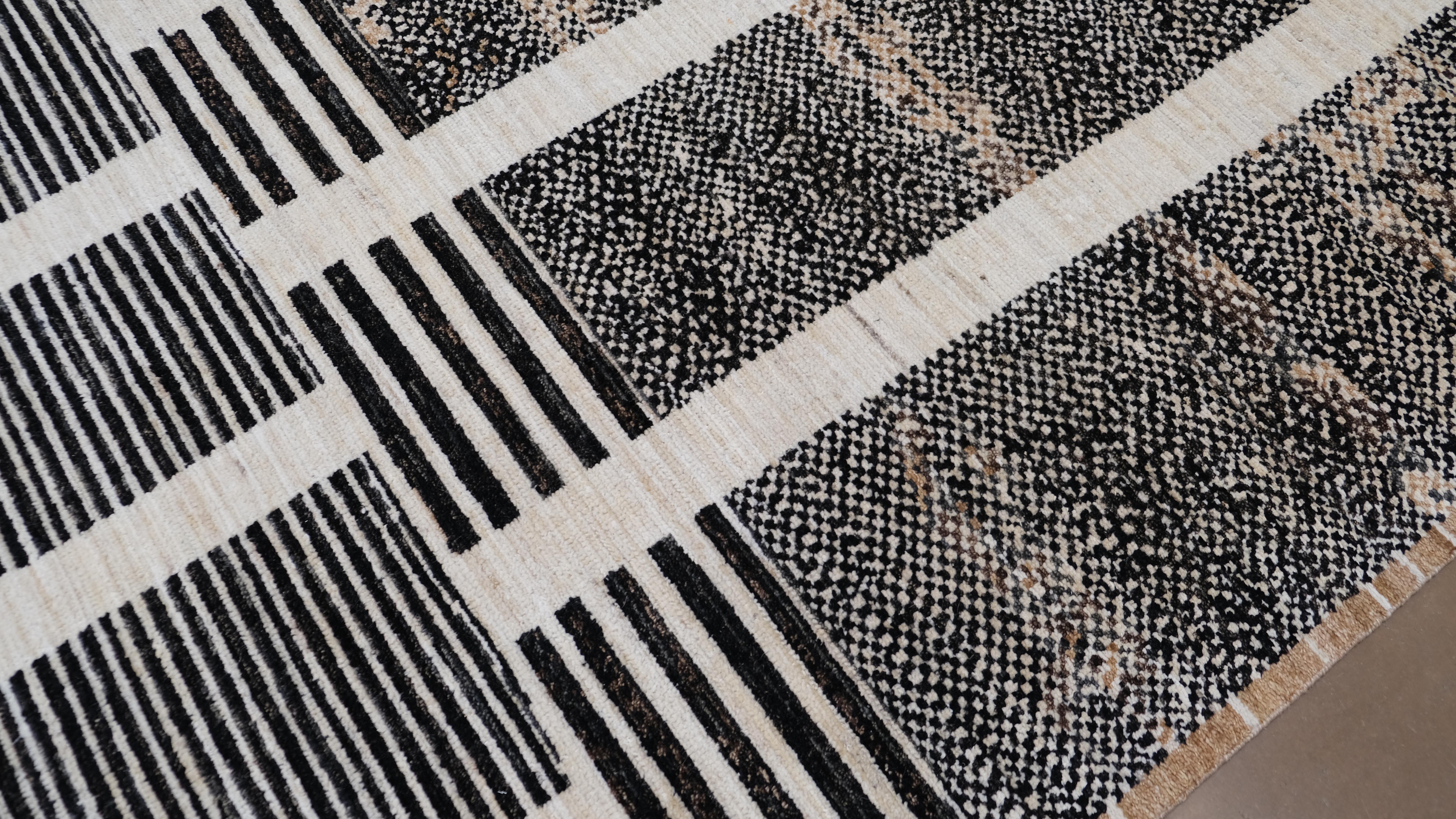 Tappeto moderno in lana con disegno geometrico nero, marrone e avorio 8'6''x12' in vendita 1