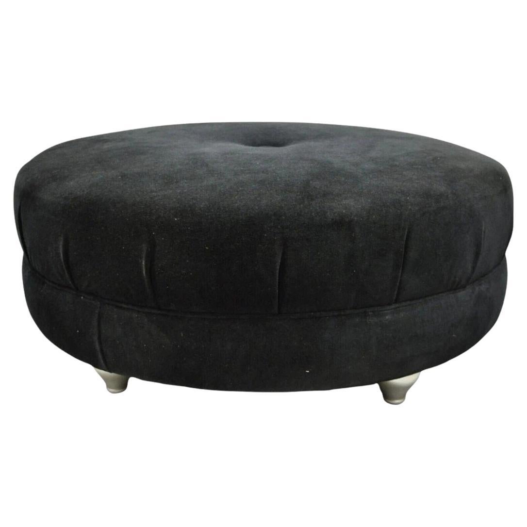 Otomana moderna redonda de 38" con botones negros y patas plateadas de Carter en venta