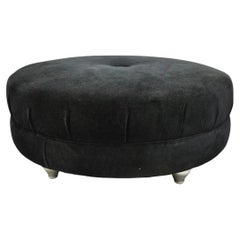 Otomana moderna redonda de 38" con botones negros y patas plateadas de Carter
