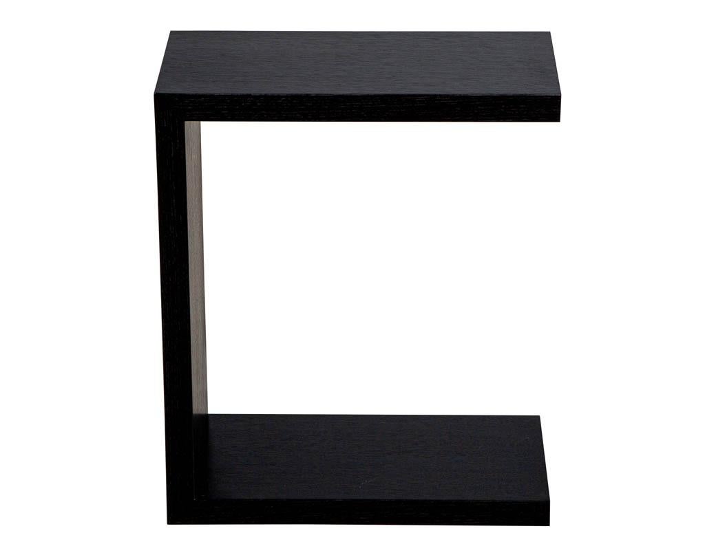 Moderner schwarzer C-Tisch aus Eiche. Individuell handgefertigt in Toronto, Kanada, aus Eichenholz und mit Metall verstärkt. Wunderschöne strukturierte Eichenholzmaserung mit einer satinierten schwarzen Lackierung. Elegantes, modernes Design,