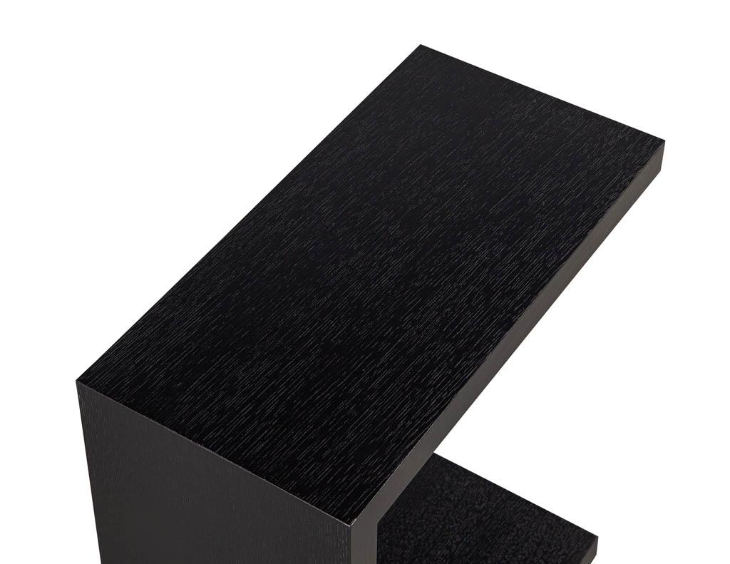 Moderner schwarzer C-Tisch aus Eiche (Eichenholz) im Angebot