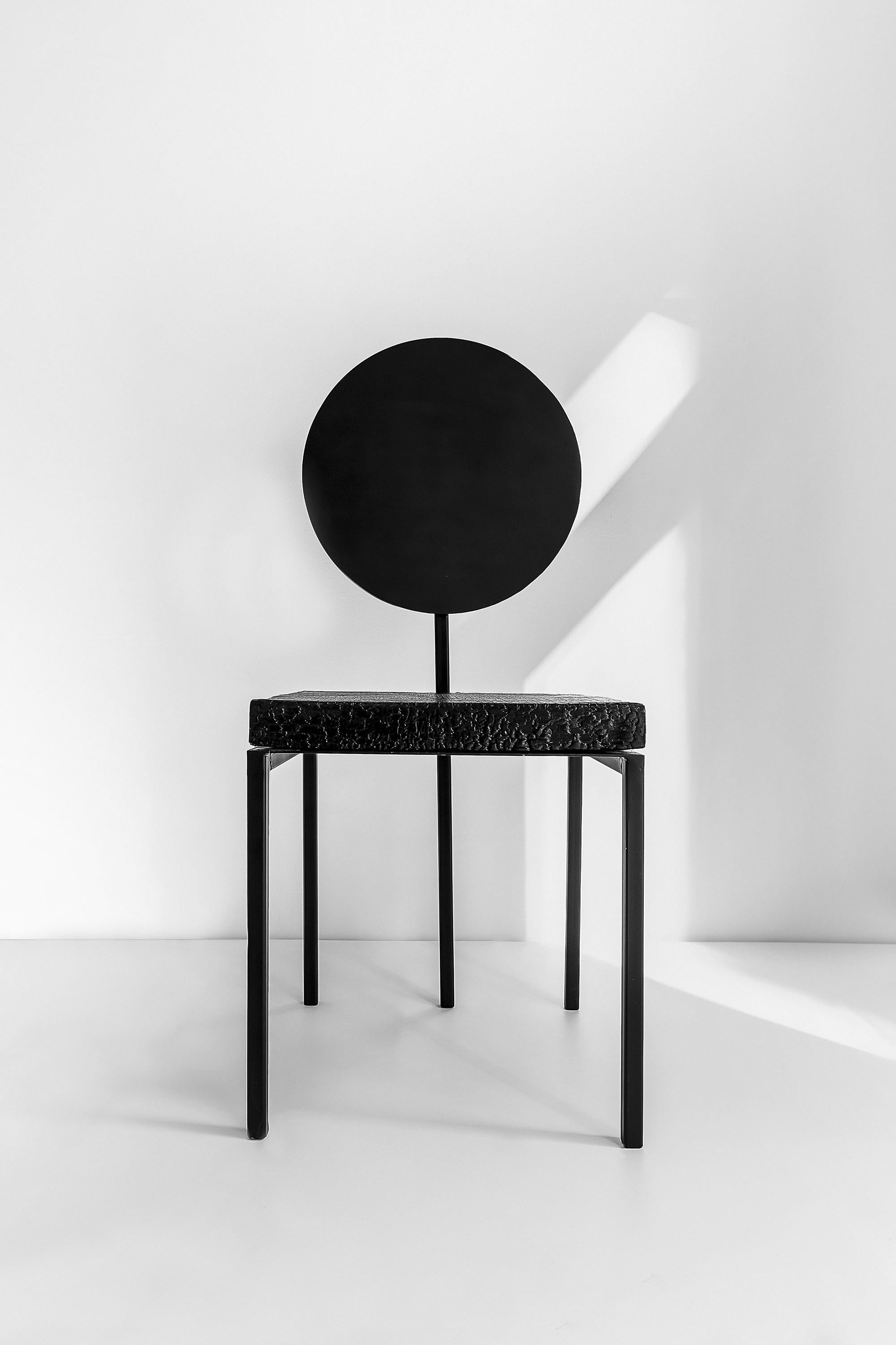 Die eleganten und exklusiven Stühle von Pendolo vereinen elementare und zugleich kühne Geometrien, die einem einzigartigen Sitz mit fünf Beinen Leben einhauchen. Das Holzmaterial wird durch ein oberflächliches Brennverfahren aufgearbeitet. Die