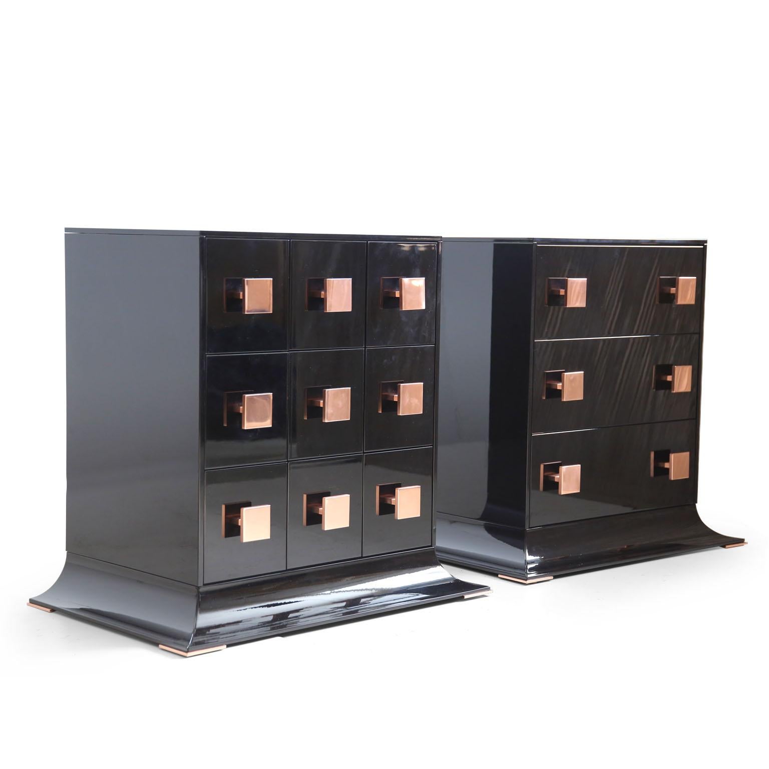 Modernes modernes zeitgenössisches Sideboard aus schwarzem und kupferfarbenem Hochglanz (Holz) im Angebot