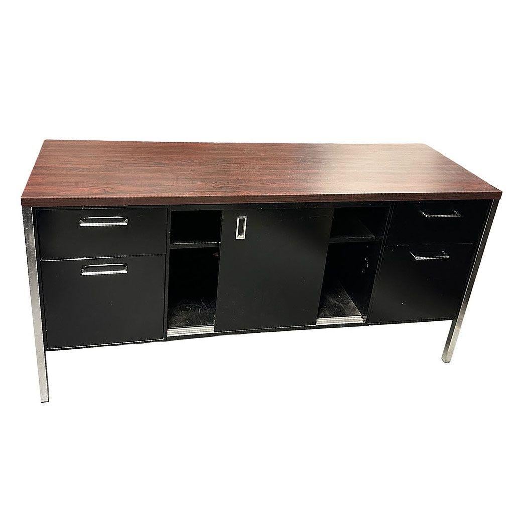 Credenza moderna Tanker in metallo nero e cromato di Steelcase In condizioni ottime in vendita a Van Nuys, CA