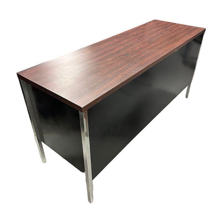 Acciaio Credenza moderna Tanker in metallo nero e cromato di Steelcase in vendita