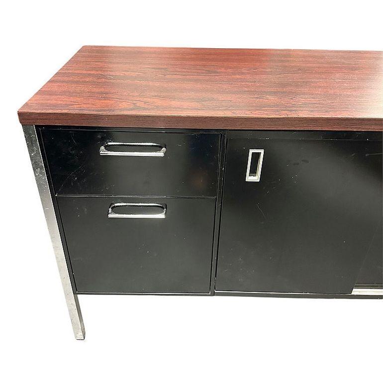Credenza moderna Tanker in metallo nero e cromato di Steelcase in vendita 1