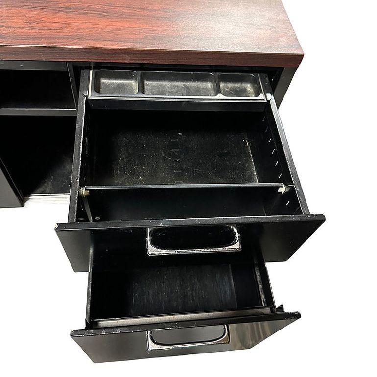 Credenza moderna Tanker in metallo nero e cromato di Steelcase in vendita 2