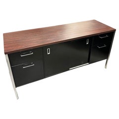 Moderne schwarze & verchromte Metalltanker-Anrichte von Steelcase