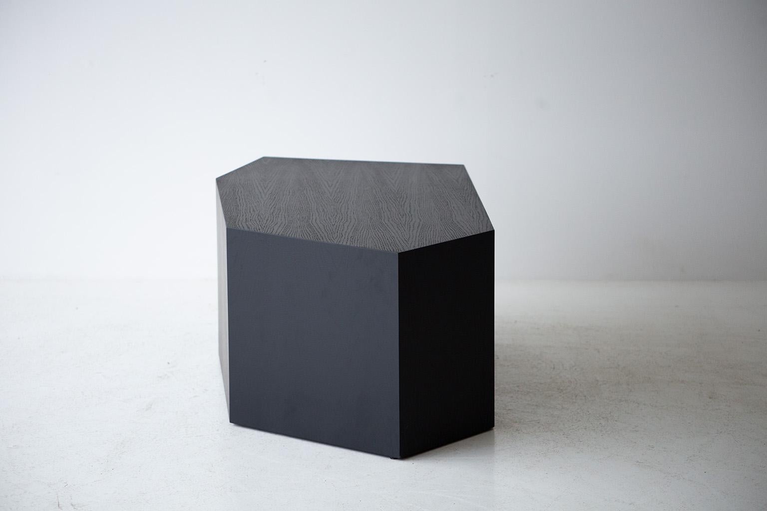 XXIe siècle et contemporain Table basse noire moderne, la série Crag en vente