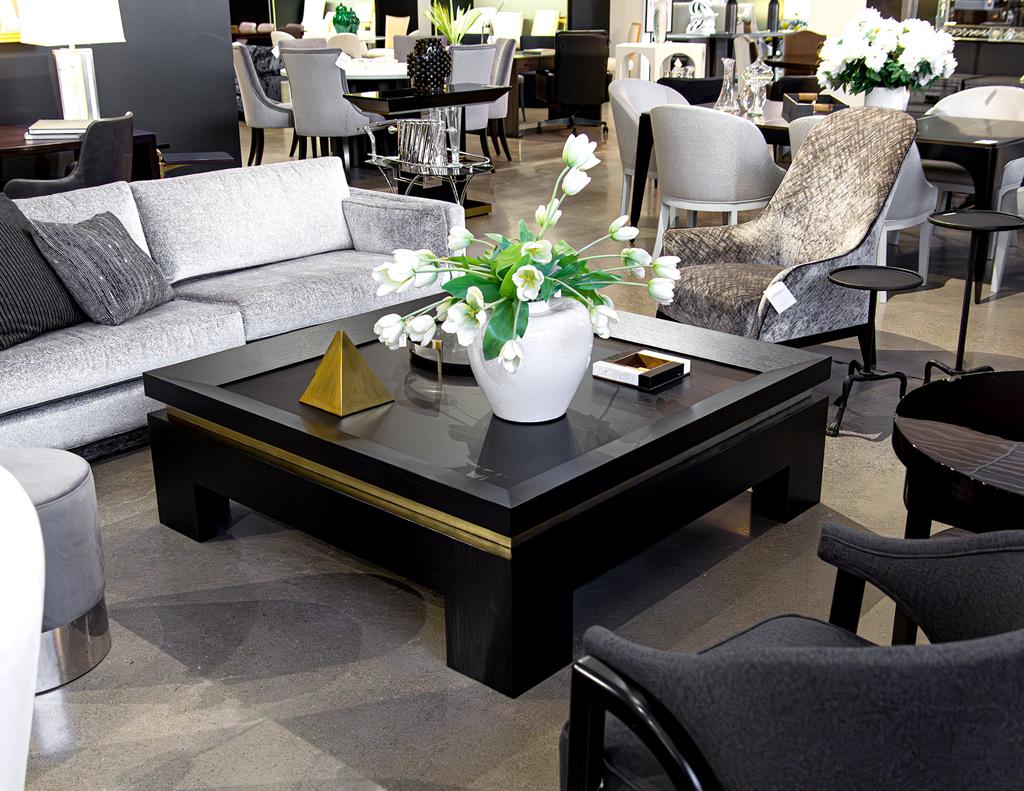 Table basse noire moderne avec accents de feuilles d'or en vente 5