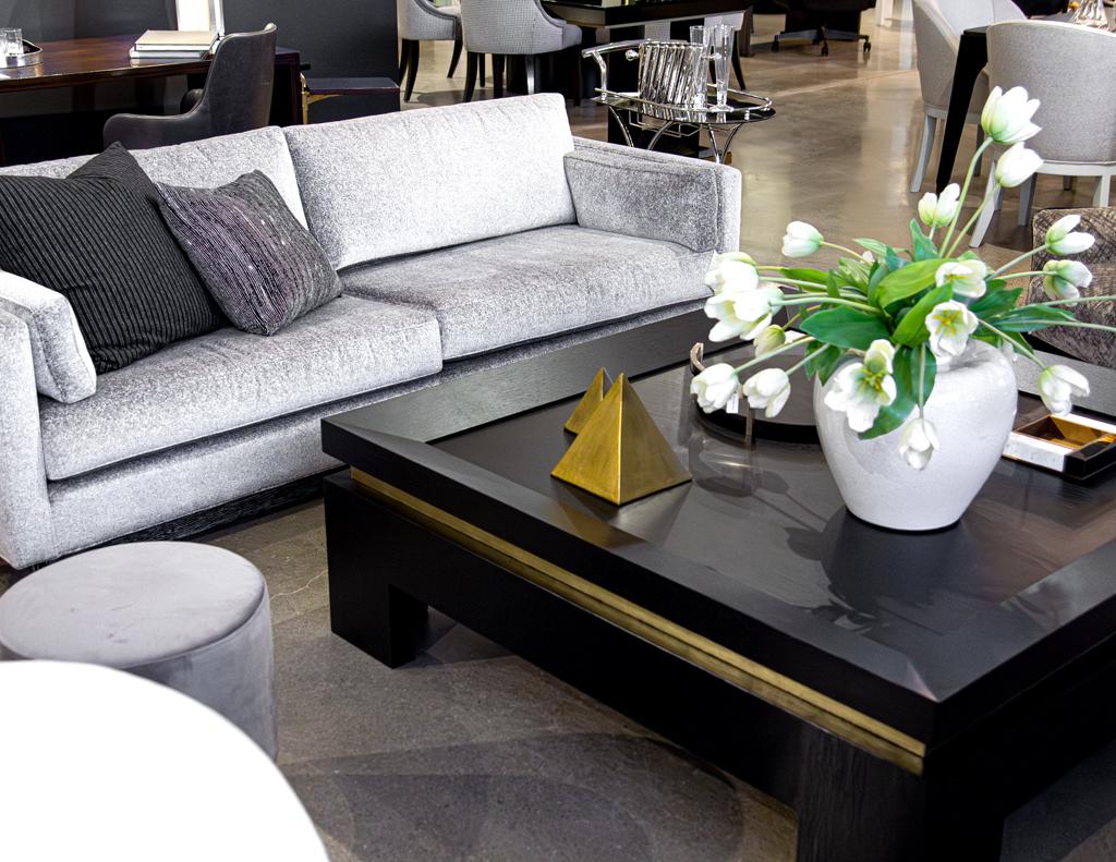 Table basse noire moderne avec accents de feuilles d'or en vente 6