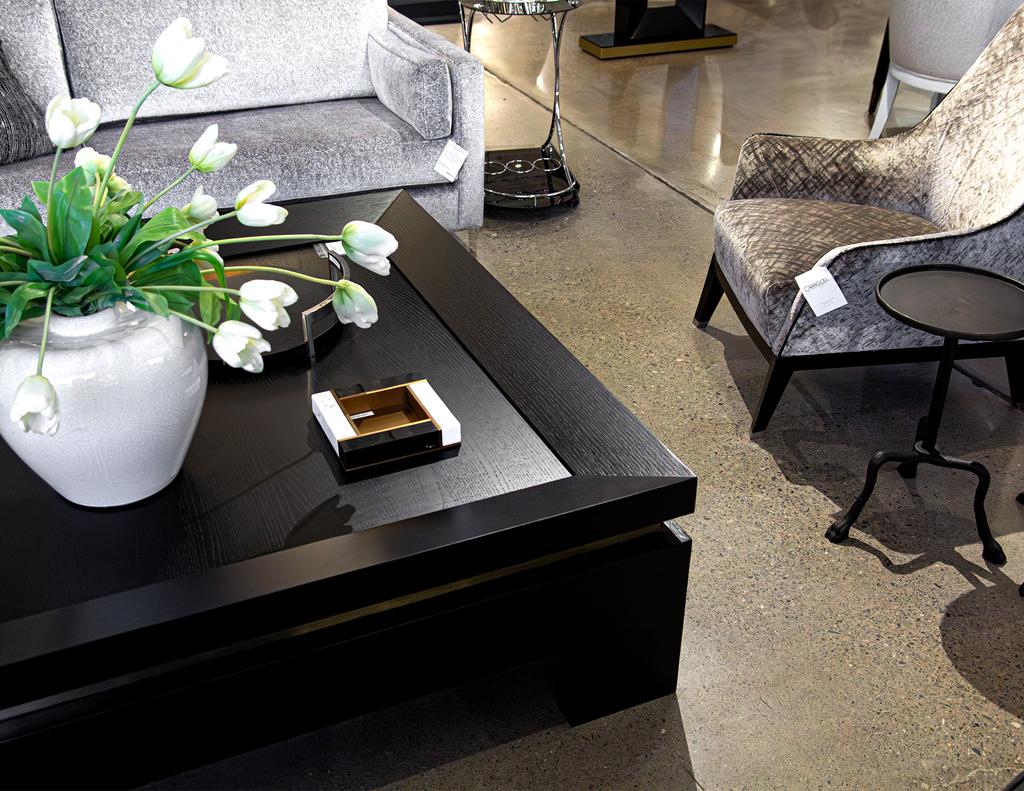 Table basse noire moderne avec accents de feuilles d'or en vente 7