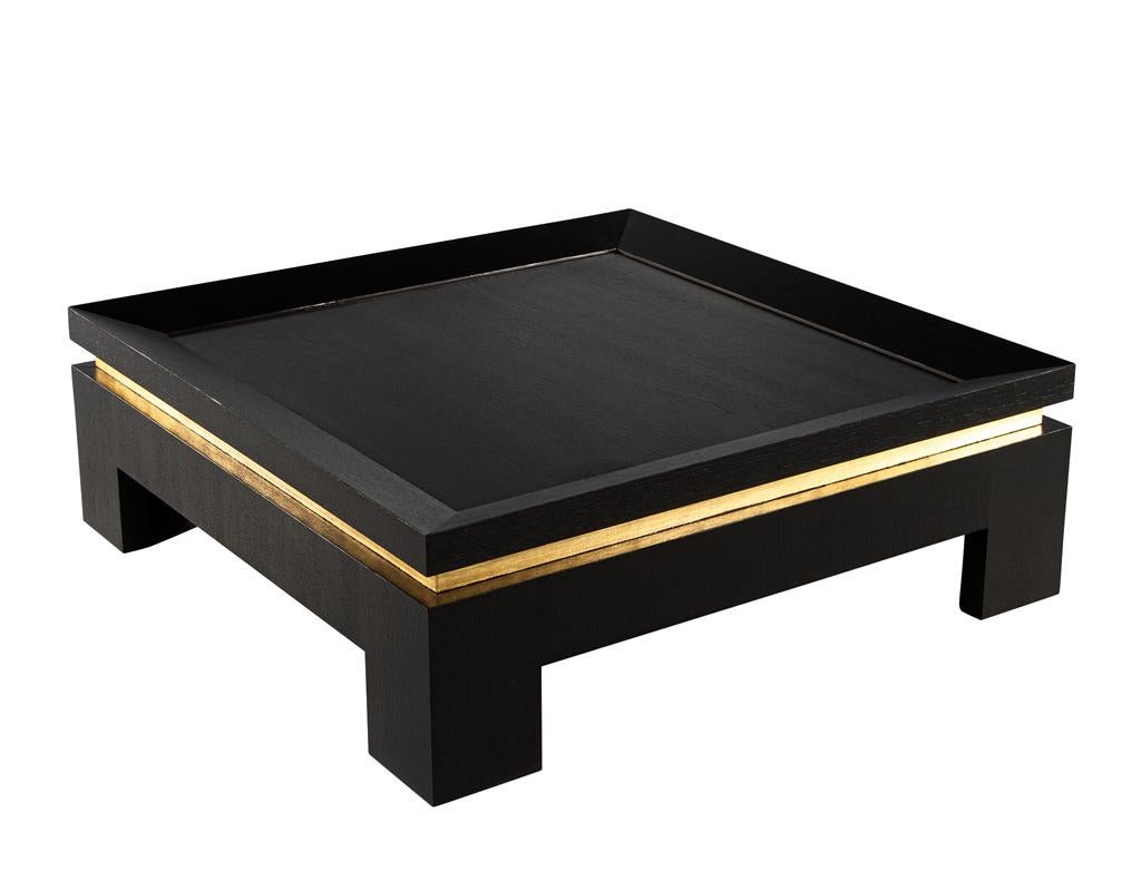 Table basse moderne noire avec accents de feuilles d'or. Construction en bois massif, fabriquée aux États-Unis. Simplicité, modernité et élégance. Finition personnalisée en laque noire satinée avec des accents dorés. La finition cérusée permet de