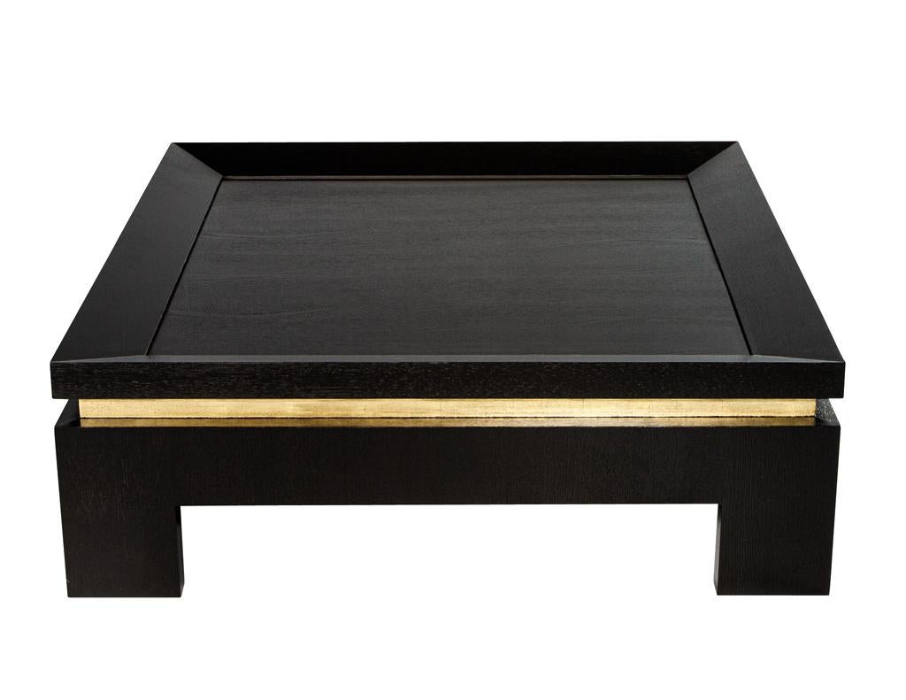 Moderne Table basse noire moderne avec accents de feuilles d'or en vente