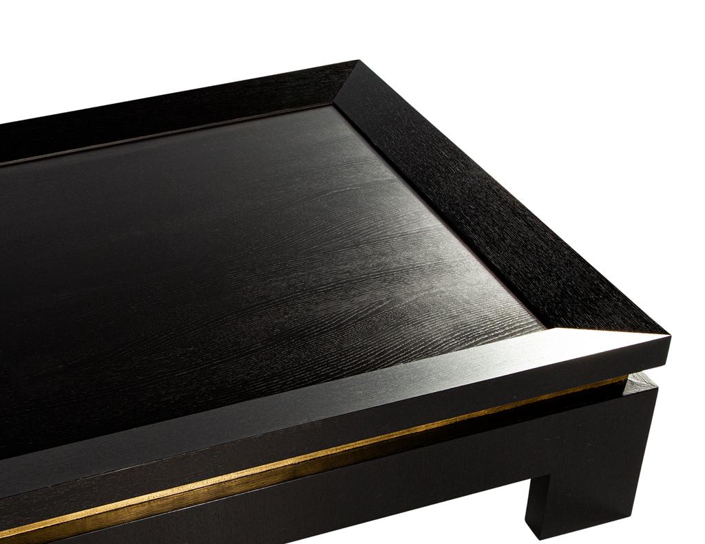 Américain Table basse noire moderne avec accents de feuilles d'or en vente