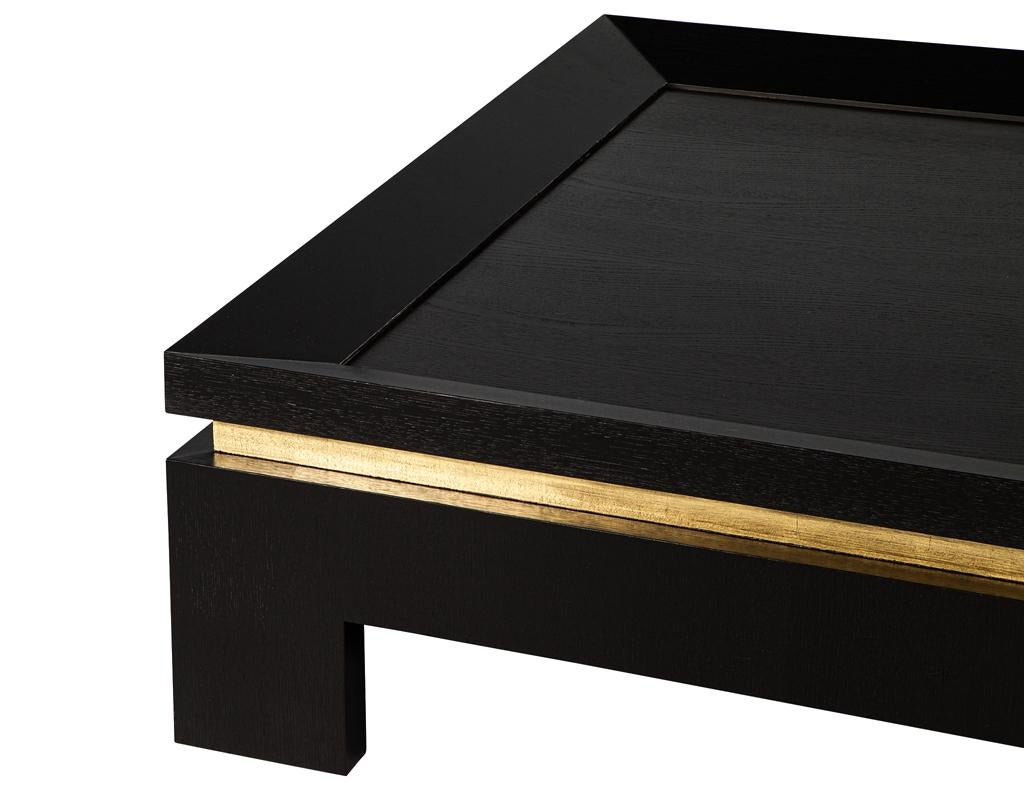 Cérusé Table basse noire moderne avec accents de feuilles d'or en vente