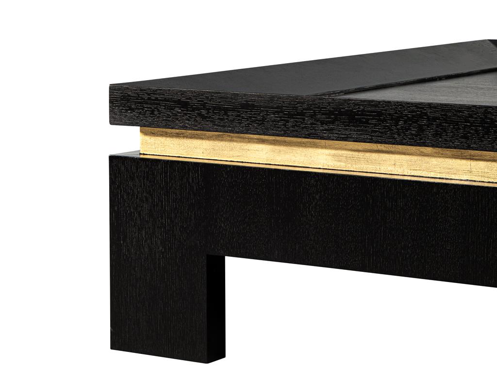 XXIe siècle et contemporain Table basse noire moderne avec accents de feuilles d'or en vente