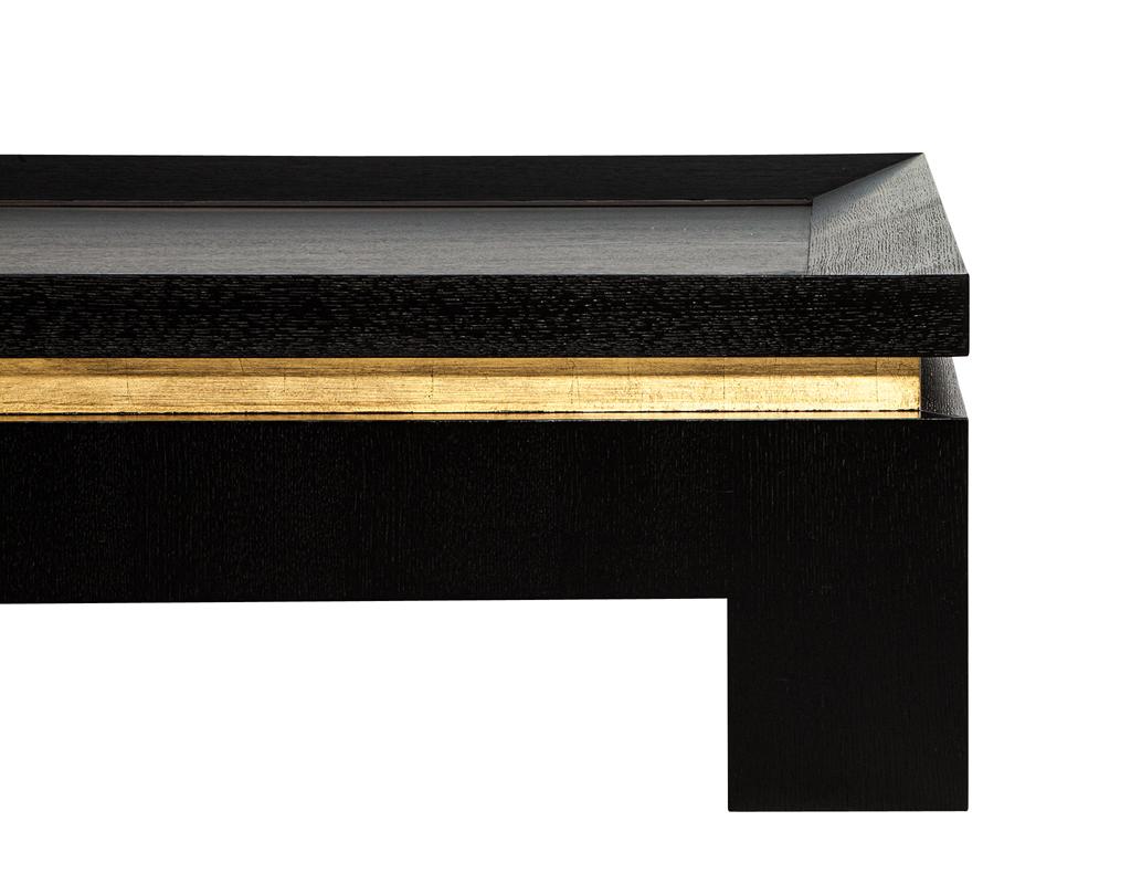 Feuille d'or Table basse noire moderne avec accents de feuilles d'or en vente