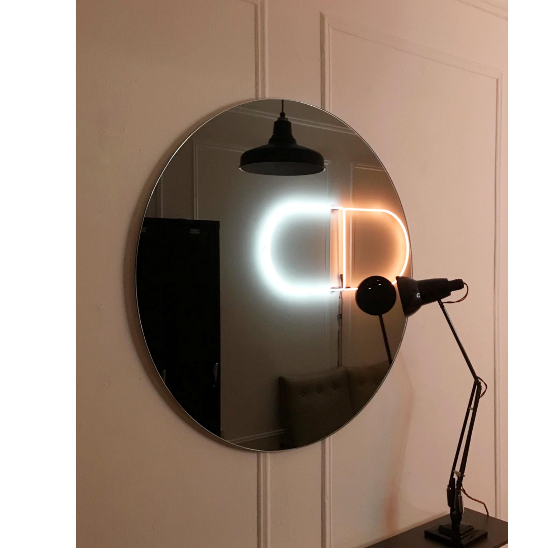 Specchio contemporaneo senza cornice Orbis Black Tinted Round, effetto fluttuante, regolare in vendita 1