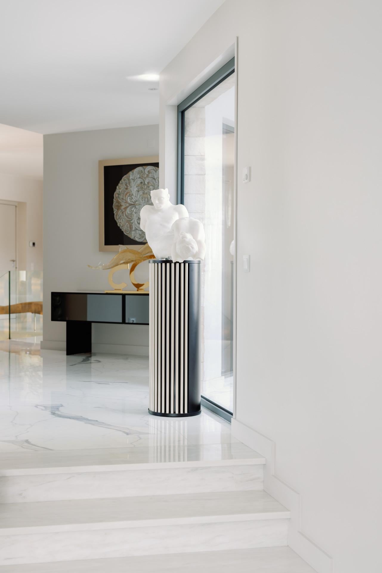 Columna Escultura Pedestal Flauta Negra Moderna Hecha a Mano en Portugal by Greenapple Lacado en venta