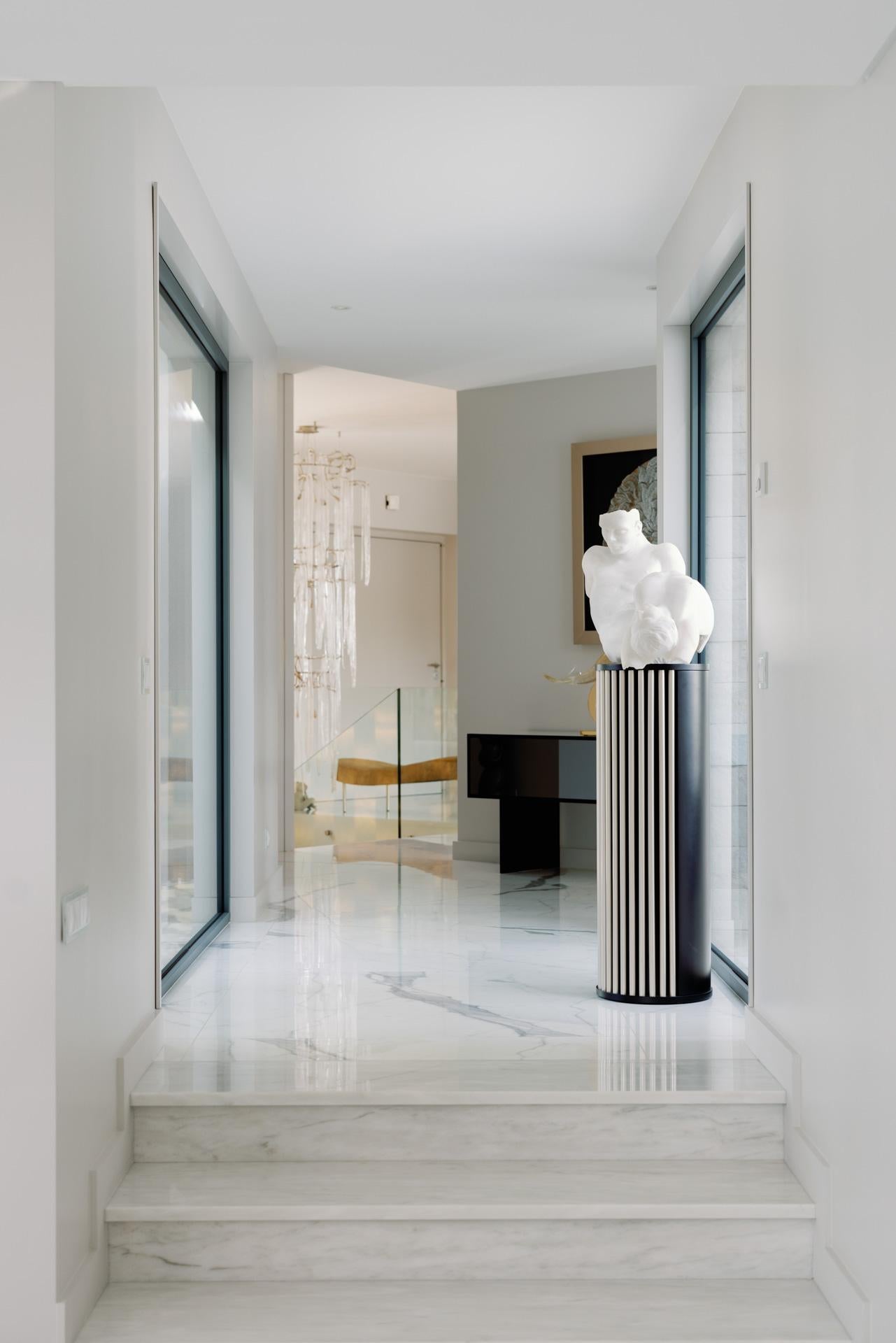 Columna Escultura Pedestal Flauta Negra Moderna Hecha a Mano en Portugal by Greenapple Latón en venta