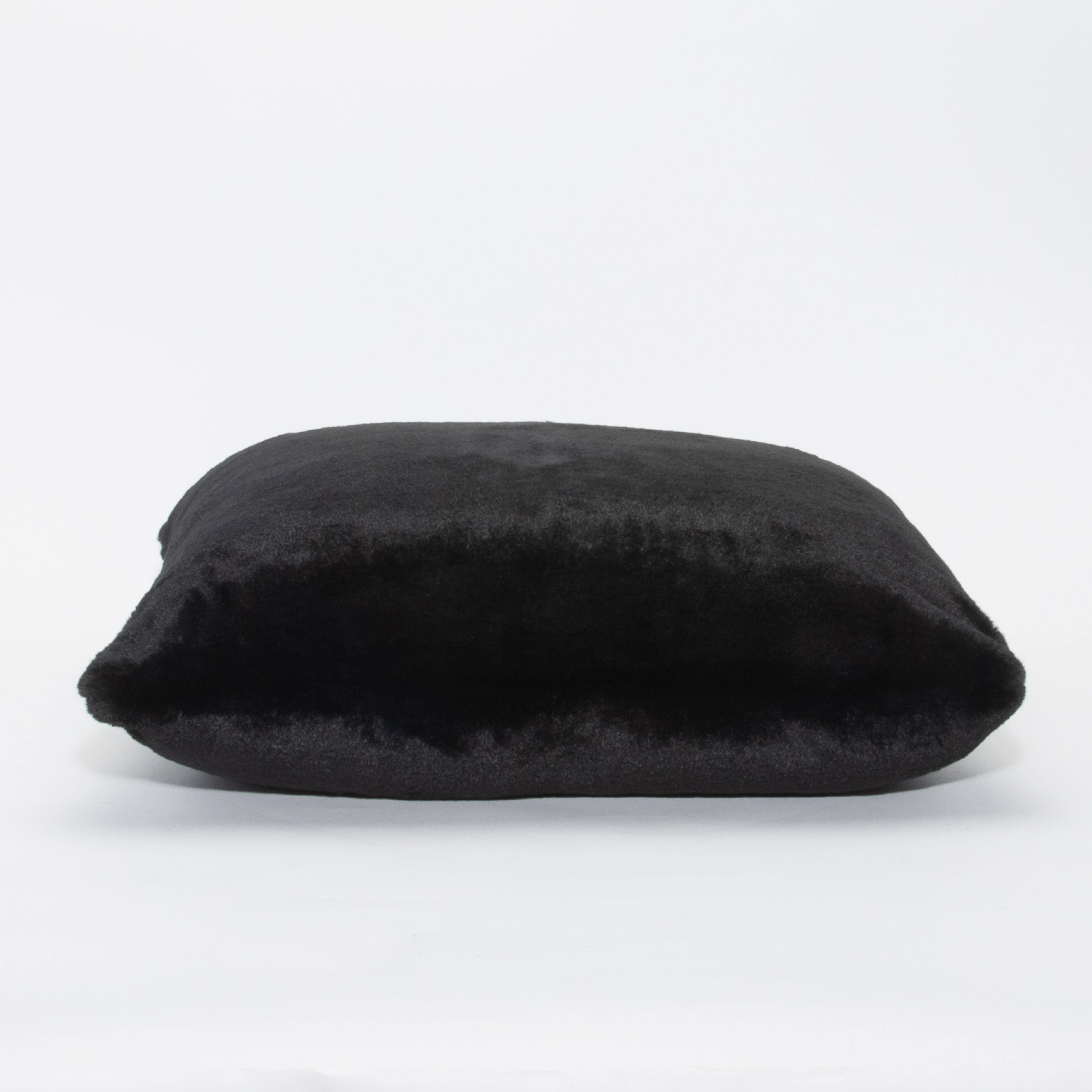 Eleva i tuoi interni con il cuscino decorativo Modern Black Fur di MOGUL, una dichiarazione di lusso senza pari. Realizzati in sontuosa pelliccia nera, questi cuscini trasudano opulenza grazie alla loro consistenza morbida come la seta, offrendo una