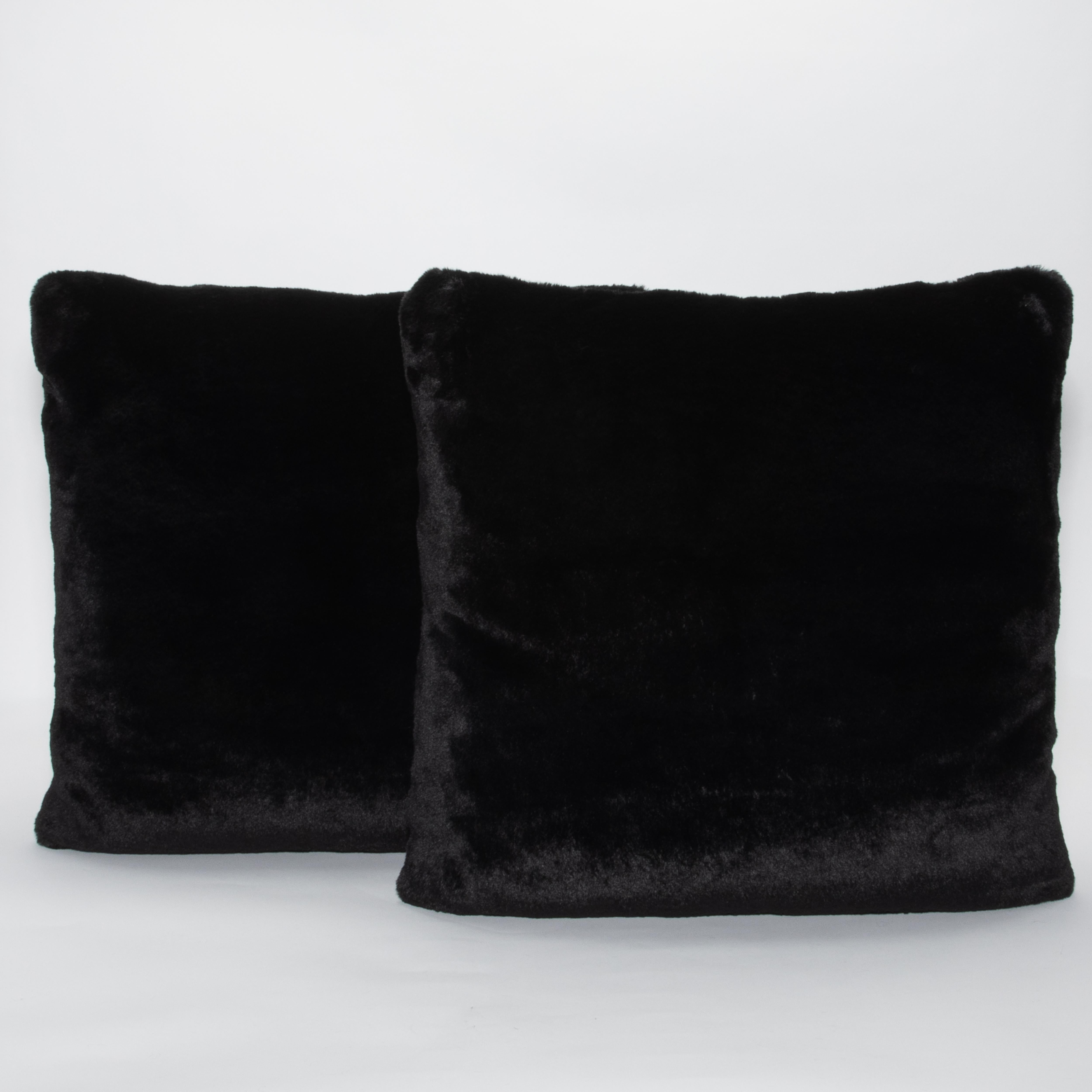 Fatto a mano Cuscino decorativo in pelliccia nera moderna di MOGUL in vendita
