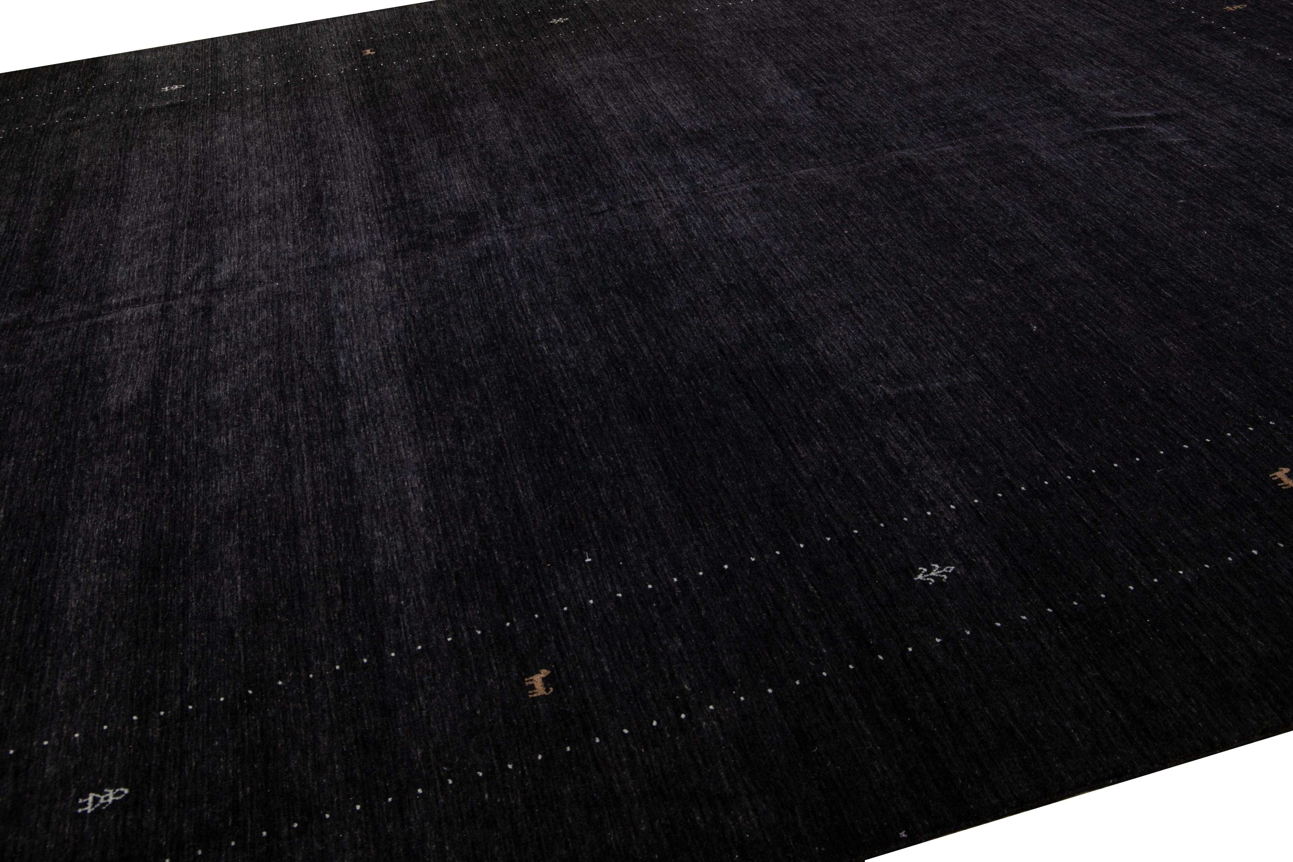 Tapis moderne en laine noir de style Gabbeh, tissé à la main, à motif minimaliste en vente 3