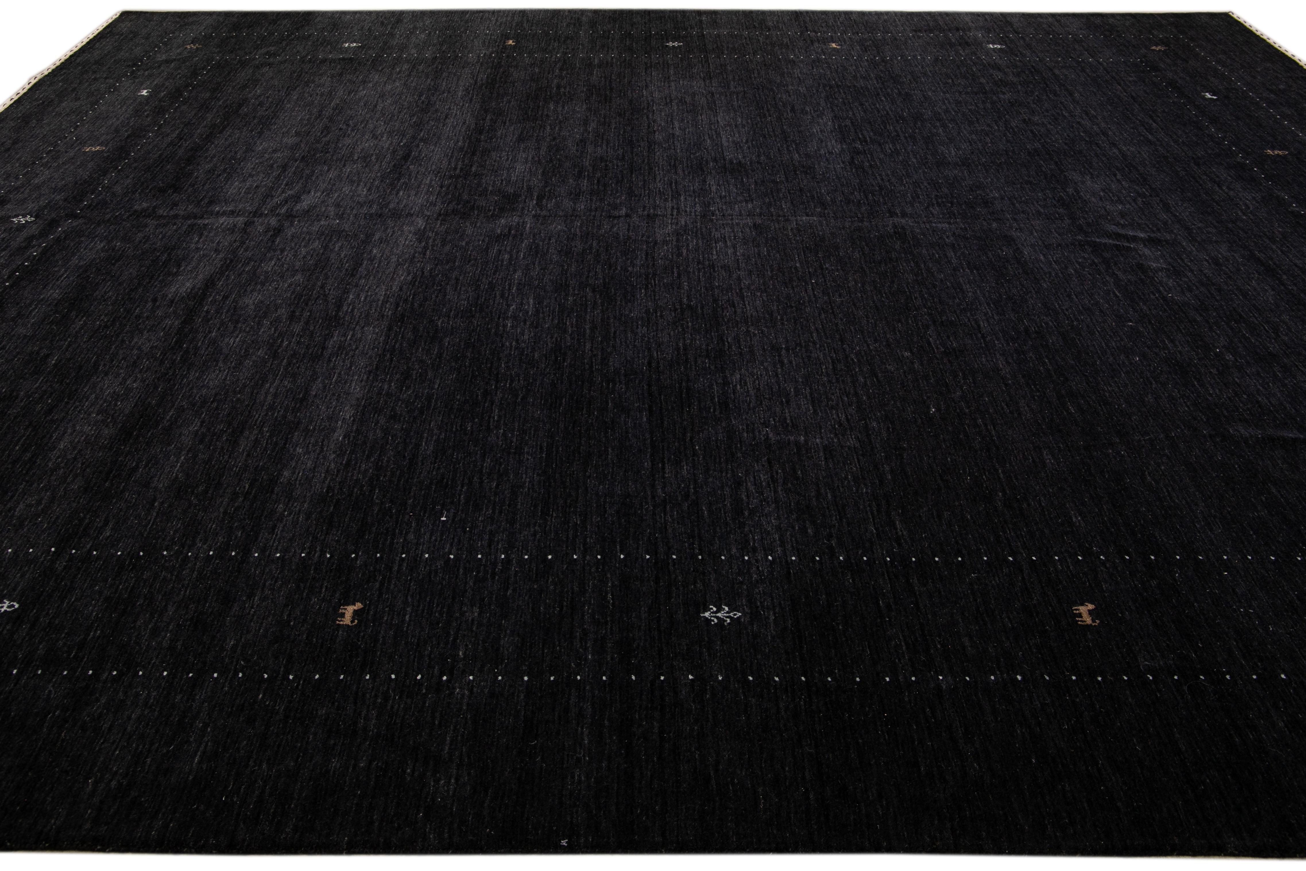 XXIe siècle et contemporain Tapis moderne en laine noir de style Gabbeh, tissé à la main, à motif minimaliste en vente