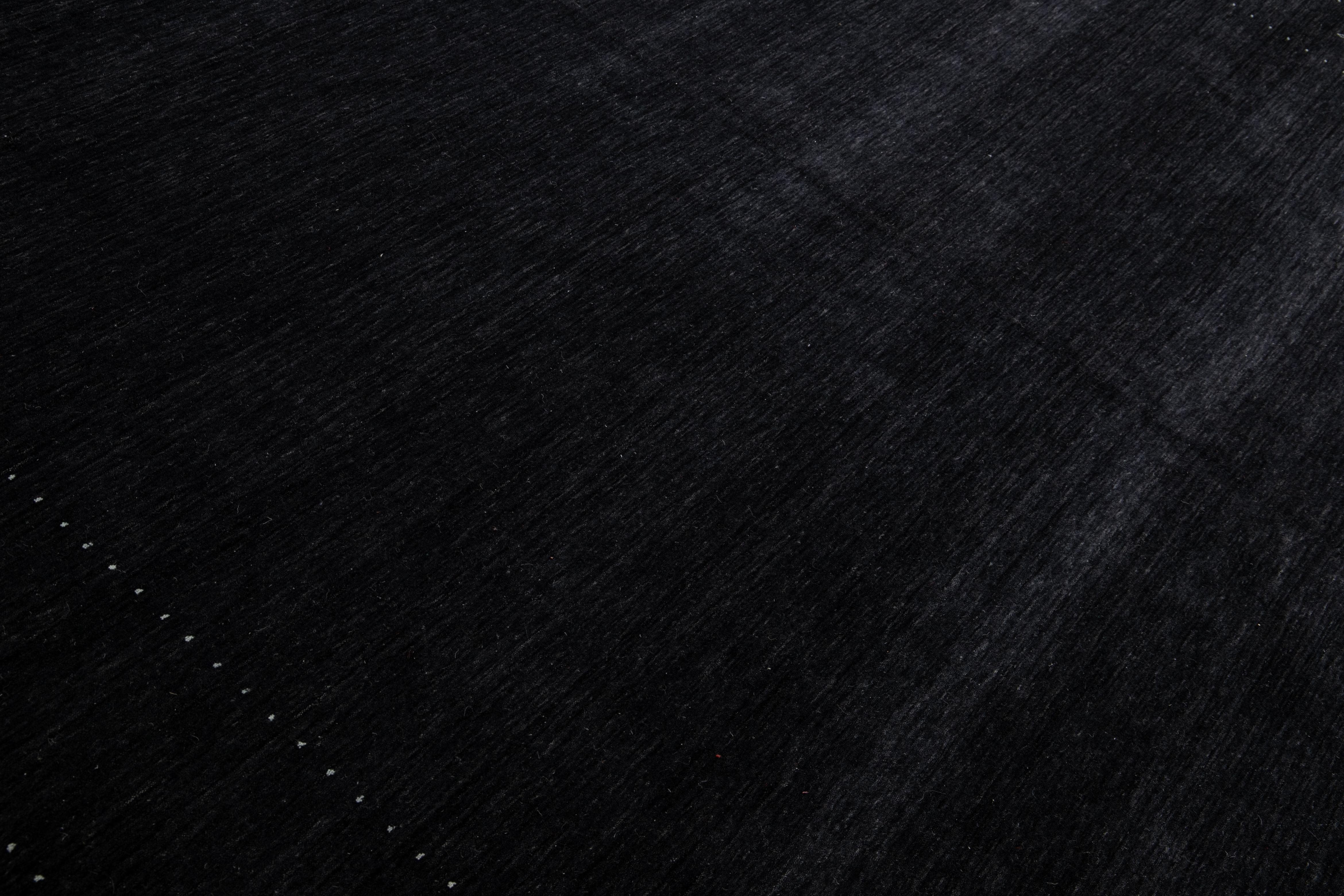 Tapis moderne en laine noir de style Gabbeh, tissé à la main, à motif minimaliste en vente 1
