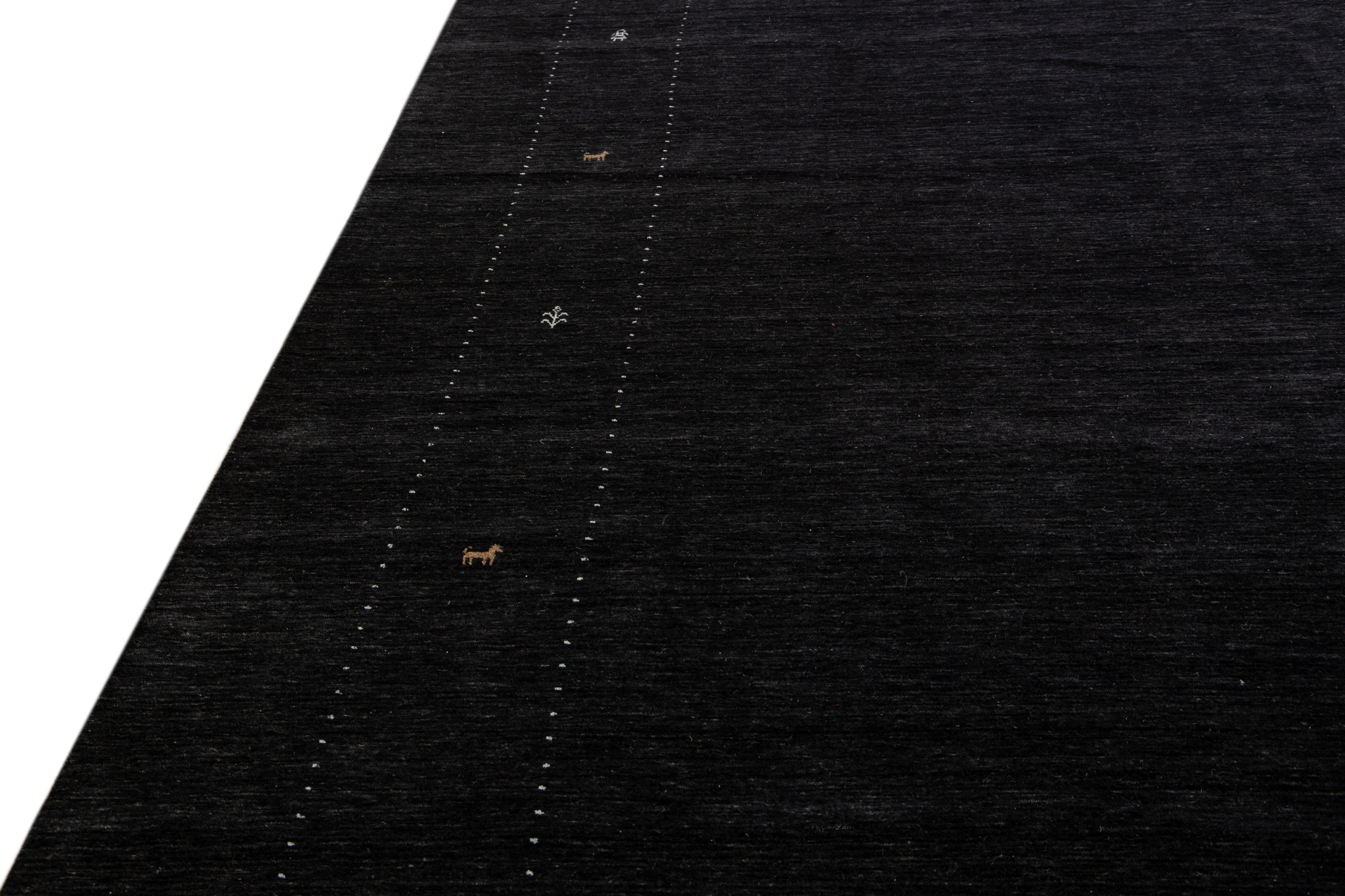 Tapis moderne en laine noir de style Gabbeh, tissé à la main, à motif minimaliste en vente 2