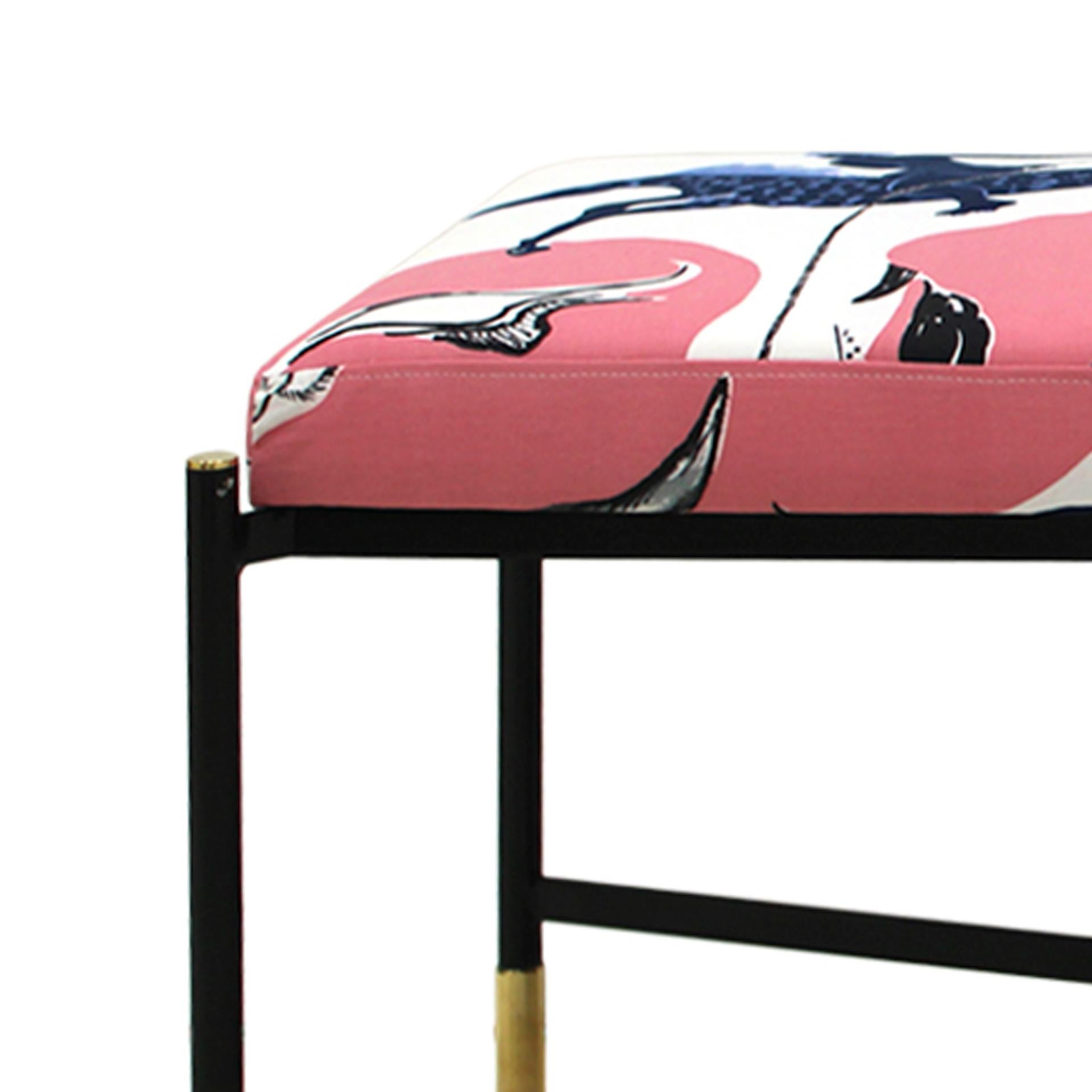 Moderner italienischer Hocker aus schwarz lackiertem Eisen und gemusterter Baumwolle aus den 1970er Jahren (Ende des 20. Jahrhunderts) im Angebot