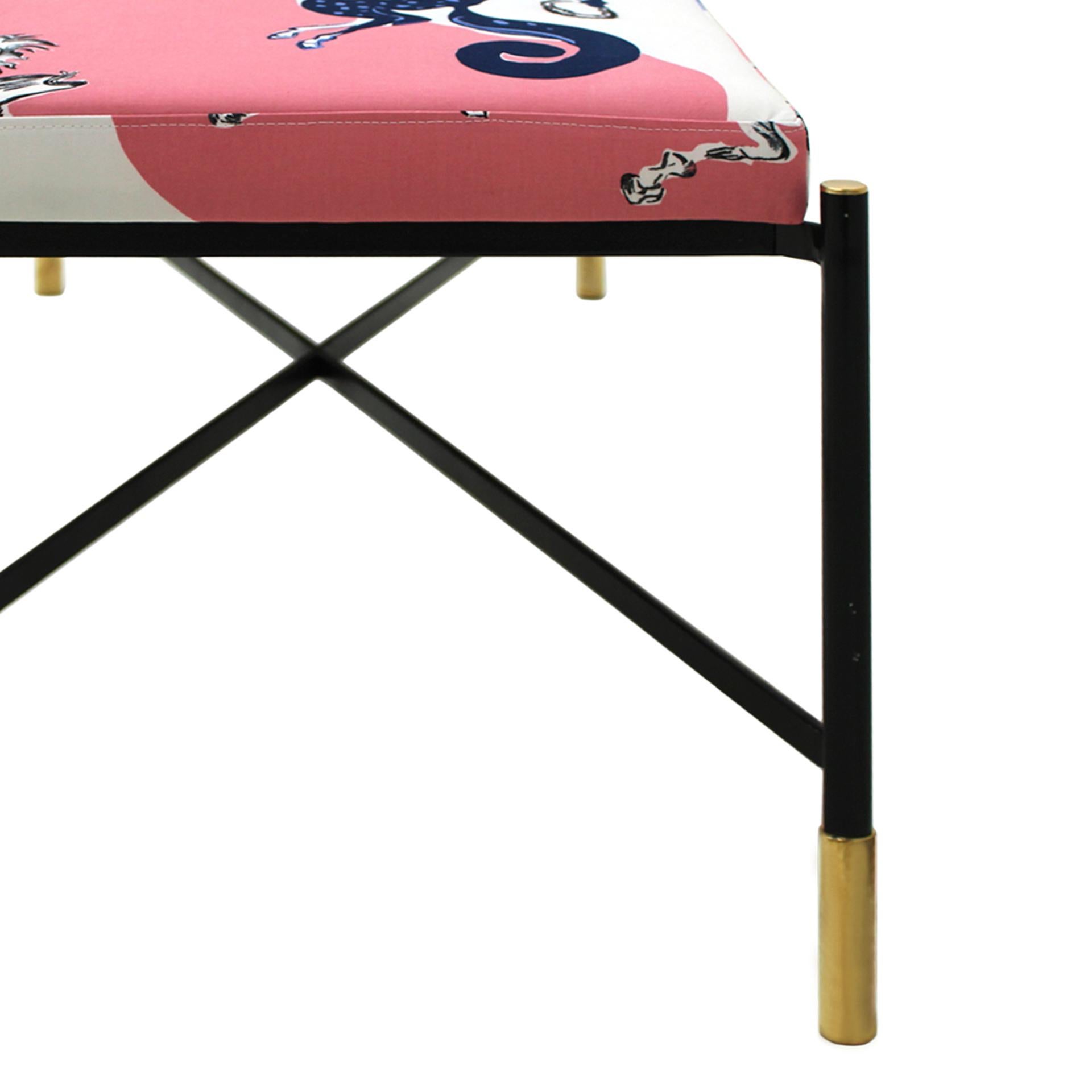 Moderner italienischer Hocker aus schwarz lackiertem Eisen und gemusterter Baumwolle aus den 1970er Jahren (Metall) im Angebot