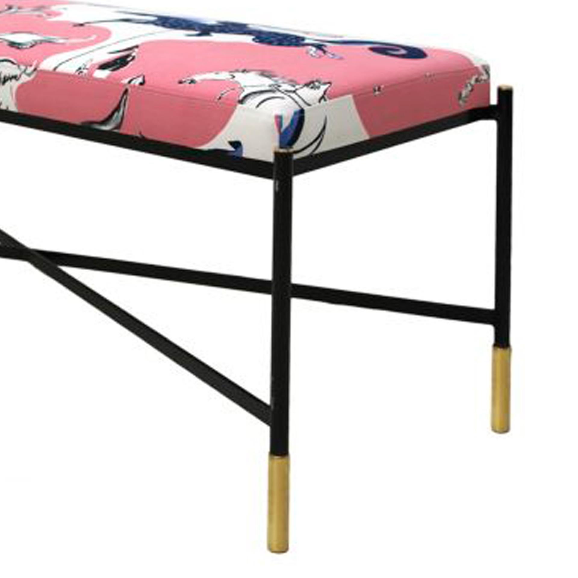 Moderner italienischer Hocker aus schwarz lackiertem Eisen und gemusterter Baumwolle aus den 1970er Jahren im Angebot 1