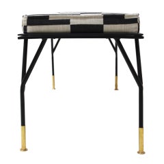 Moderner italienischer Hocker aus schwarz lackiertem Eisen und gemustertem Stoff, 1970er Jahre