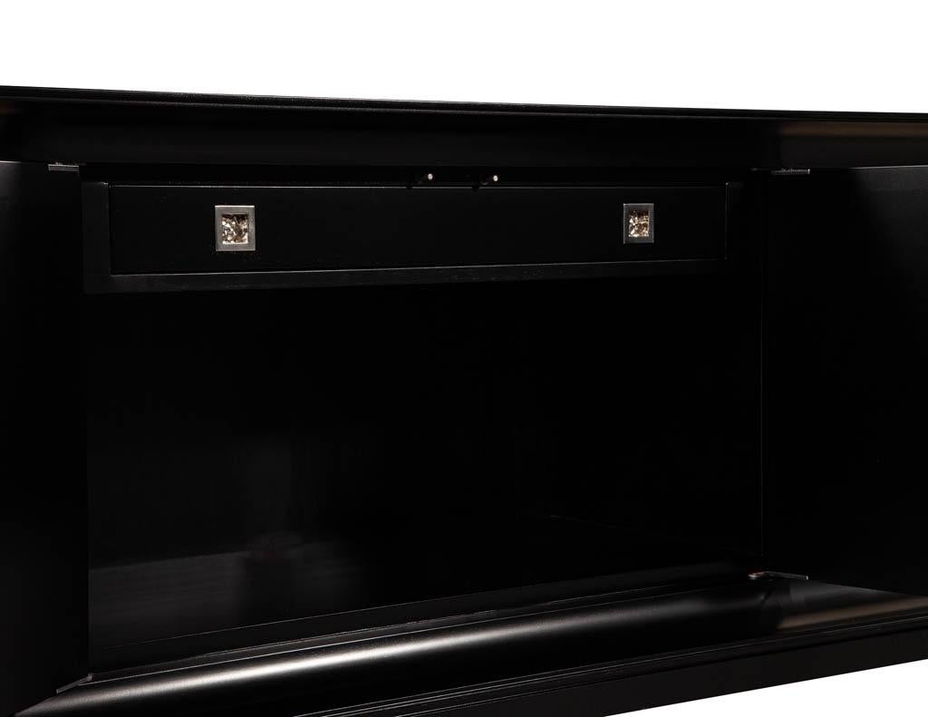 Credenza moderna laccata nera con frontali in finta pergamena in vendita 3